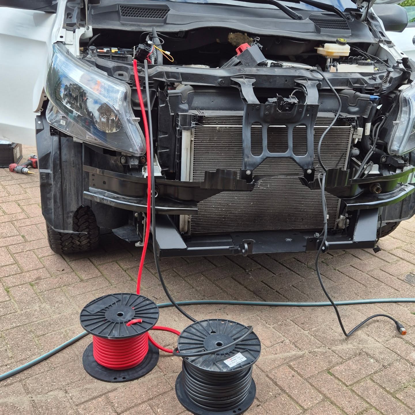 Op maat gemaakte accu kabels voor de lier van deze stoere 4x4 Mercedes Vito camper.
Bij @stroominjecamper gebruiken we kabels van DG Rubber uit Nijkerk, hoge kwaliteit en puur koper voor betere geleidbaarheid en een lange levensduur. Puur koperen accukabels zorgen voor optimale prestaties van de lier zonder verlies van kracht.
#StroomInjeCamper #MercedesVito #PuurKoper #4x4 #CamperLife #Mercedes #superwinch