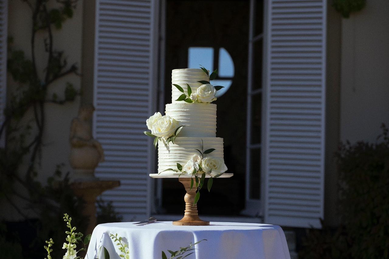 Classic elegance for Susannah & Lewis – a timeless three-tier cake with buttercream ribbon piping and the prettiest roses.
Here’s what the couple had to say:
“Nicole absolutely nailed our wedding cake! We had so many compliments throughout the day! We had different flavours for each tier which was very popular with our guests. Not only was the cake delicious, but it was identical to my Pinterest inspo!”
@deerparkcountryhouse
@fleur_amour_wedding_florist
@harleyjaffar
#sweetsatisfactioncakes #weddingcakes #weddingcake #cakedesign #cakedesigner #weddingsindevon #deerparkcountryhouse #deerparkweddings