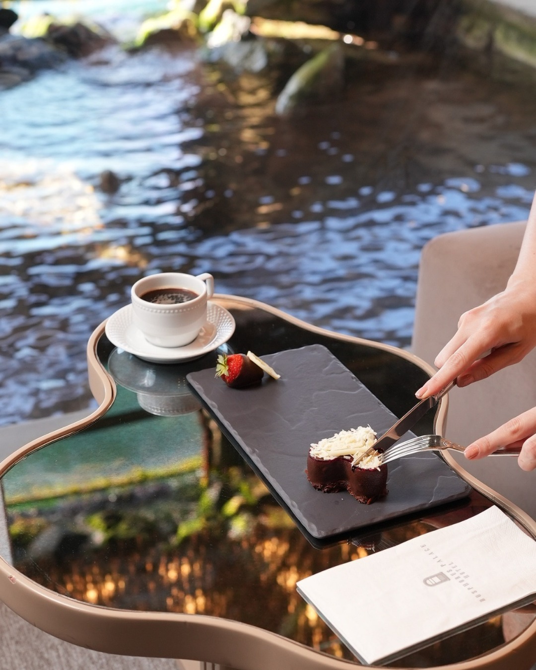 Boathouse Restaurant’ta kısa bir mola verin; kahveniz tatlılarımızla buluşsun, Boğazın mavisi gününüze ferahlık katsın.
Pause at Boathouse Restaurant where coffee meets our desserts and the blue Bosphorus adds a fresh touch to your day.
Rezervasyon için:
? +90 216 422 00 03
✉️ info@bosphoruspalace.com
? Yalıboyu Caddesi No: 64, Beylerbeyi, İstanbul
#bosphoruspalacehotel #boathouserestaurant #bosphorusmoments #istanbul #coffee #coffeebreak