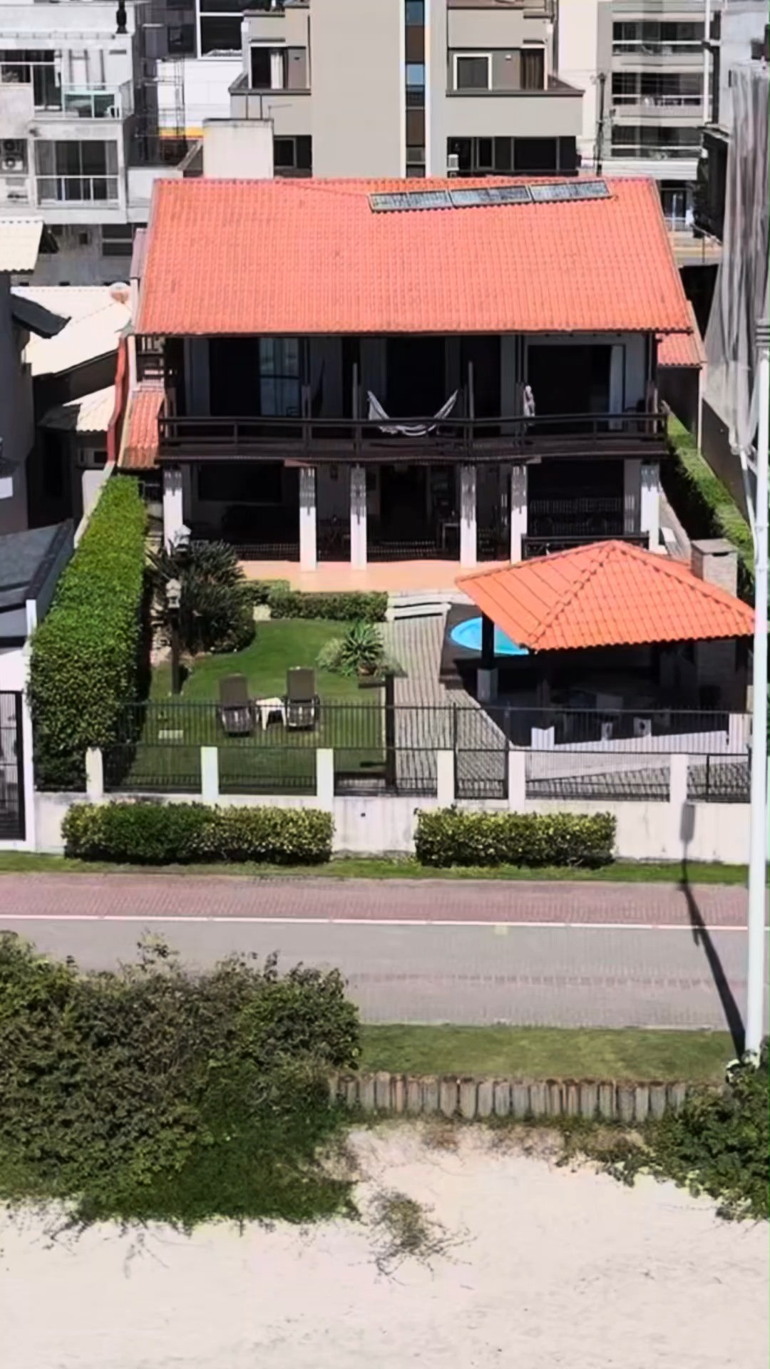 Explore nossos Pacotes Exclusivos! 🌟
1️⃣ Pacote Boas-Vindas: Uma seleção fresca de frutas e um espumante ou vinho para começar sua estadia com estilo.
2️⃣ Pacote Aniversário: Celebre com um espumante ou vinho, decoração da suíte com balões, 2 cupcakes deliciosos e chocolates.
3️⃣ Pacote Romântico: Surpreenda seu amor com um espumante ou vinho, decoração com pétalas de rosas, morangos e chocolates.
4️⃣ Massagens Relaxantes: Escolha entre terapêuticas, aromáticas, Reiki ou meditação guiada por nossos especialistas.
5️⃣ Combo Frigobar: Complete sua experiência com sua bebida de preferida!
Consulte os valores adicionais e garanta seu pacote diretamente pelo nosso site durante a reserva!
#ExperiênciasMemoráveis #ReserveAgora