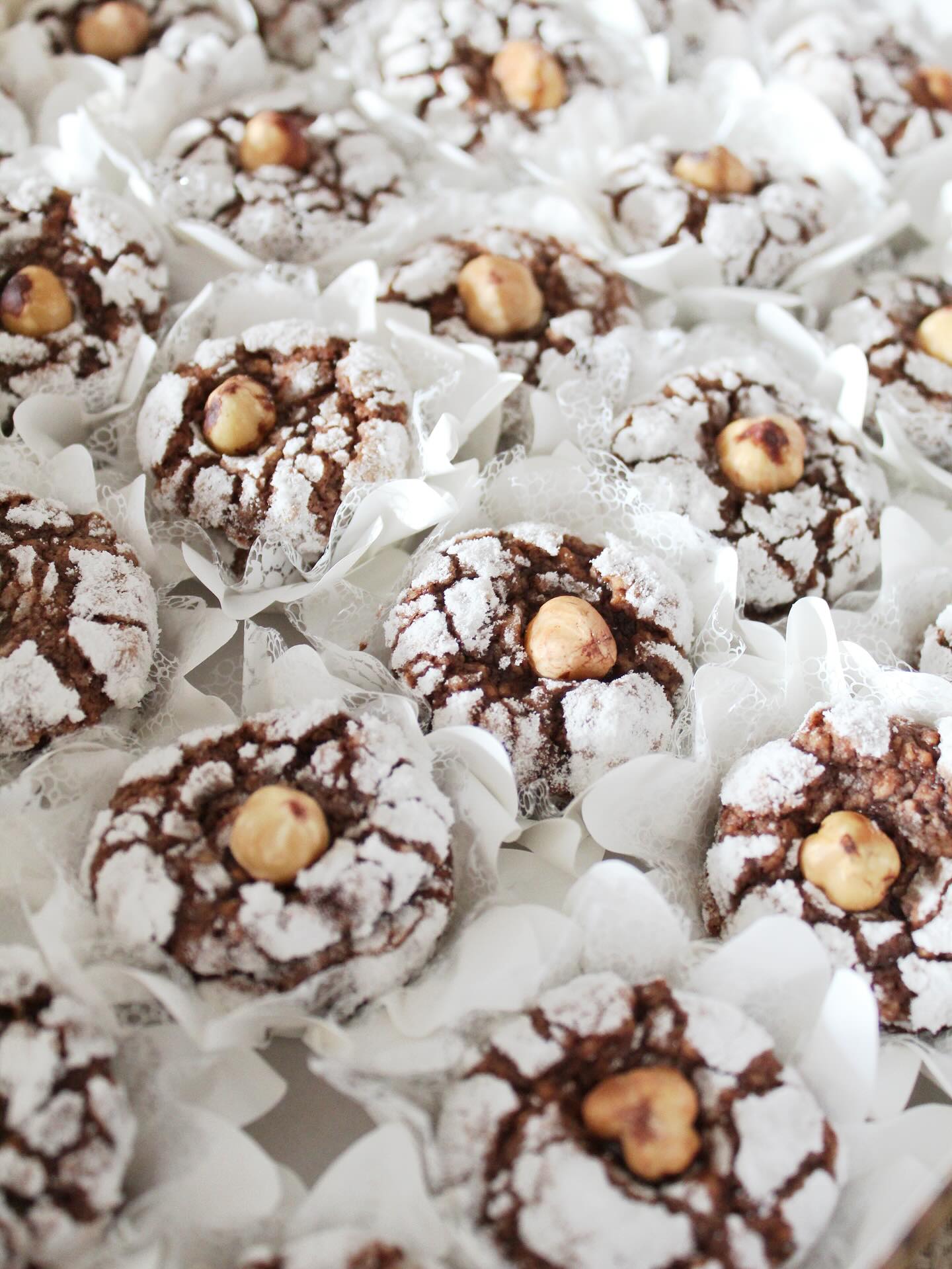 GIANDUJA está de volta com a Nocciola IGP Piemontesa 🇮🇹
Sua massa é 100% feita com as Avelãs Italianas, deixando a textura super aveludada. O chocolate meio amargo traz complexidade e intensidade no sabor, para aqueles que possuem o paladar mais refinado.
—
Fiz uma versão mini para o meu casamento, onde foi servido com um mille foglie alla vaniglia e un torrone alle mandorle e pistacchio.
E amei ter colocado o boulan de Gianduja em uma forminha de pétalas de papel 🤍
Fotos @agatamartins.photo
Assessoria @lulima.producoes
Design floral @roseberry.flores
Reception @hotelfasano
Bolo @chouxsp
Sousplat @vintageandcool_
Orquestra @cameratapaulista
Hair @bialimanoivas
Terno custom @giampieropappallardo
Filme @ateliefilmes
Convite @amatruda_amalfipapers
Exclusive paper details @camilagolin
Caligrafia @ritalimacaligrafia
Italian treats @theboulan
Bem casados @cravoecaneladocessp
Chapel @rosewoodsaopaulo @santaluzia_sp