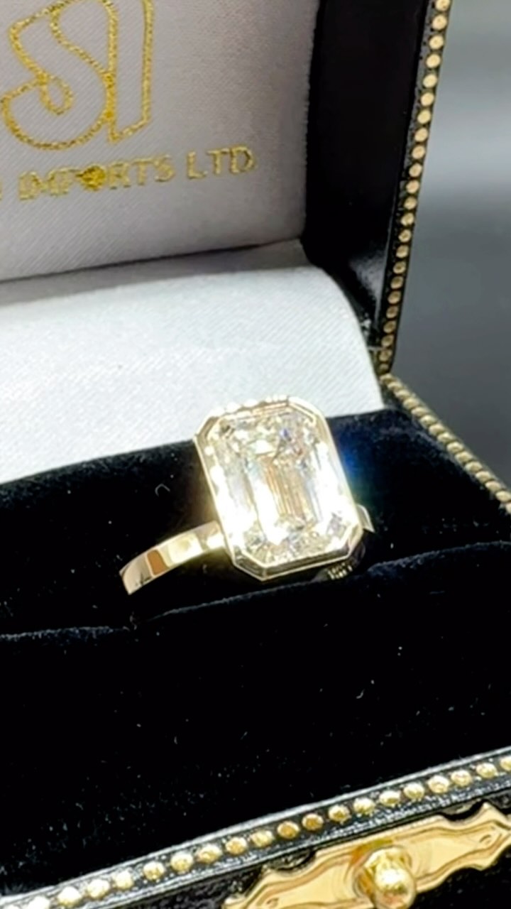 Brilliant.. Bezel-set..💛
This stunning Emerald Cut Diamond Ring features a dazzling over 3-carat center stone, secured in a sleek bezel setting, crafted from 14K yellow gold💍
💛💎Friday Rocks 💎💛
#simonimports #fridayrocks #diamonds #rings #rings💍 #emeraldcut #luxuryjewelry #engagementgoals #diamond #emeraldcutdiamond #winnipegjeweller #luxdiamonds #gold #bezelsetting