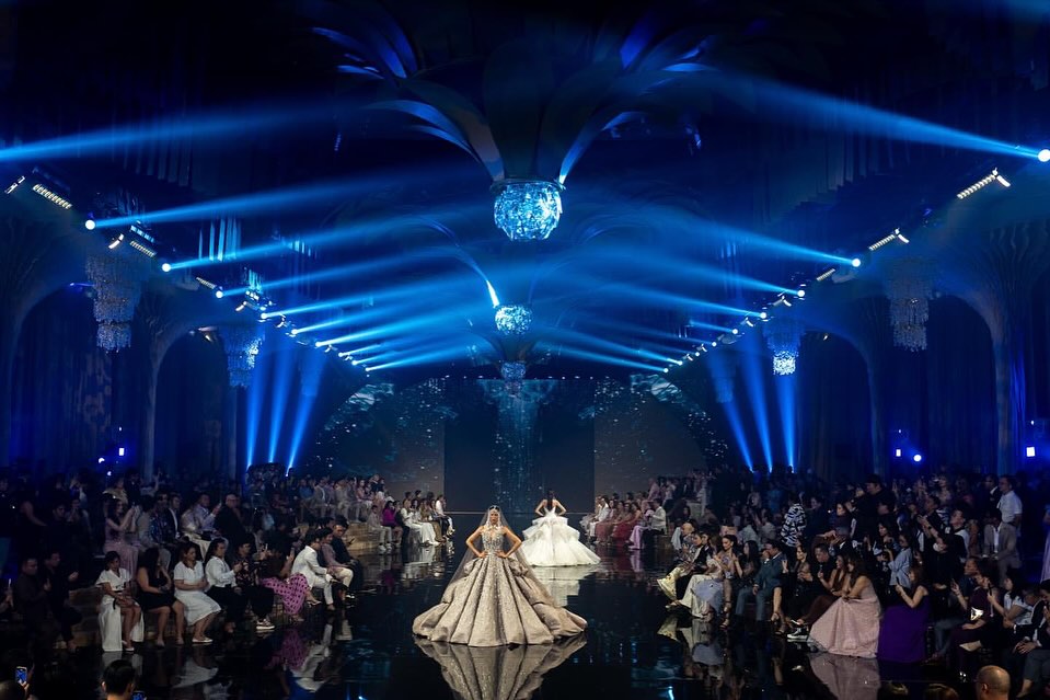 A glittering night of Icons โจโค๏ธโ๐ฅโจ
Celebrating the Philippinesโ most iconic designers on an unforgettable stage of style and artistry.
For the #MarryMeAtMarriott x Gideon Hermosa edition, the Grand Ballroom of @manilamarriott was transformed into a spectacular runway โ setting the stage for the crรจme de la crรจme of internationally renowned Filipino designers:
@RajoLaurel @TheHouseOfLaurel @VaniaRomoff @MichaelLeyva_ @FrancisLibiran8 @FrancisLibiran @MakTumang @MichaelCinco5 @MichaelCincoOfficial
Their couture creations โ from exquisite bridal to showstopping eveningwear โ were nothing short of world-class, radiating elegance, drama, and refined craftsmanship.
#Gideonized and brought to life by @GideonHermosa and the visionary @HouseOfHermosa team, this stunning showcase was a tribute to the artistry, innovation, and excellence of Filipino designers making waves across the globe. ๐ต๐ญ๐ซ
#GideonHermosa #Gideonized15 #HouseOfHermosa
#MarryMeAtMarriott
#RajoLaurel #TheHouseOfLaurel #VaniaRomoff #MichaelLeyva #FrancisLibiran #MakTumang #MichaelCinco
#FilipinoDesigners #CoutureFashion #BridalCouture #EveningWear #LuxuryFashion
#FashionShow #MarriottManila #Philippines #MaestroAtLarge