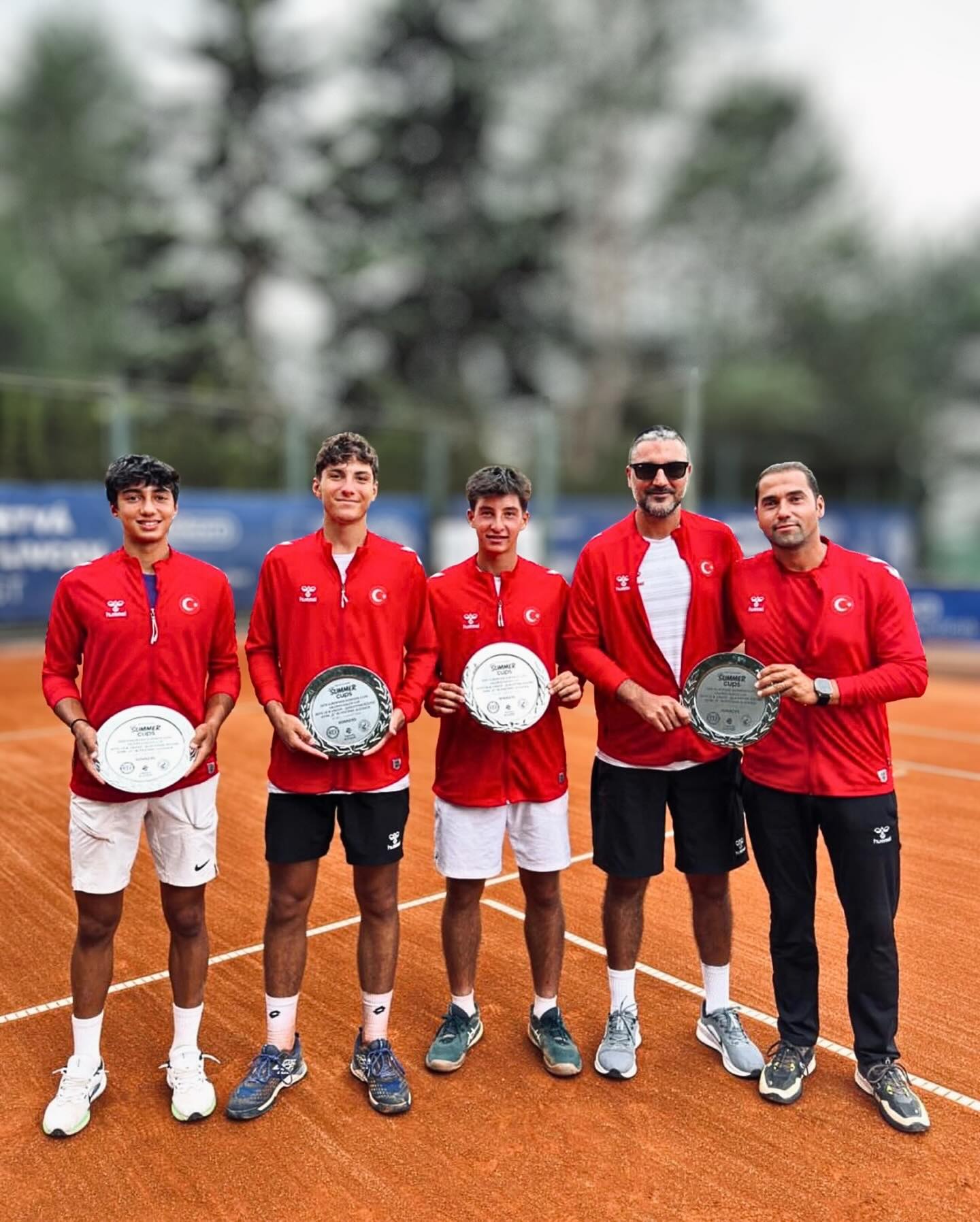 MTA Megasaray Tennis Academy sporcularımız Haydar Cem Gökpınar ve Ramazan Kaan Oktay, 18 Yaş Erkek Milli Takım kadrosuyla Avrupa Yaz Kupası Elemelerinde gösterdikleri üstün performansla Türkiye’yi finallere taşıyan ekipte yer aldı.⚡️
?Slovakya / Piestany’de gerçekleşen elemelerde;
?? Macaristan’ı 2-1
?? Çekya’yı 2-1
?? Almanya’yı 2-0
mağlup eden millilerimiz, grubunu lider tamamlayarak adını 4-6 Ağustos’ta İtalya Roma’da düzenlenecek Avrupa Yaz Kupası Finallerine yazdırdı.
Sporcularımızı yürekten kutluyor, final yolunda başarılar diliyoruz! ??
Our MTA Megasaray Tennis Academy players Haydar Cem Gökpınar and Ramazan Kaan Oktay took part in the team that carried Turkey to the finals with their outstanding performance in the European Summer Cup Qualifiers with the U18 Boys National Team squad.⚡️
?In the qualifiers held in Piestany / Slovakia;
?? After defeating Hungary 2-1
?? Czech Republic 2-1
?? Germany 2-0, our national team finished as the group leader and qualified for the European Summer Cup Finals to be held in Rome, Italy on August 4-6.
We heartily congratulate our athletes and wish them success on their way to the final ??
#MTA #MTATennisAcademy #NationalTeam #Tennis #HaydarCemGökpınar #RamazanKaanOktay