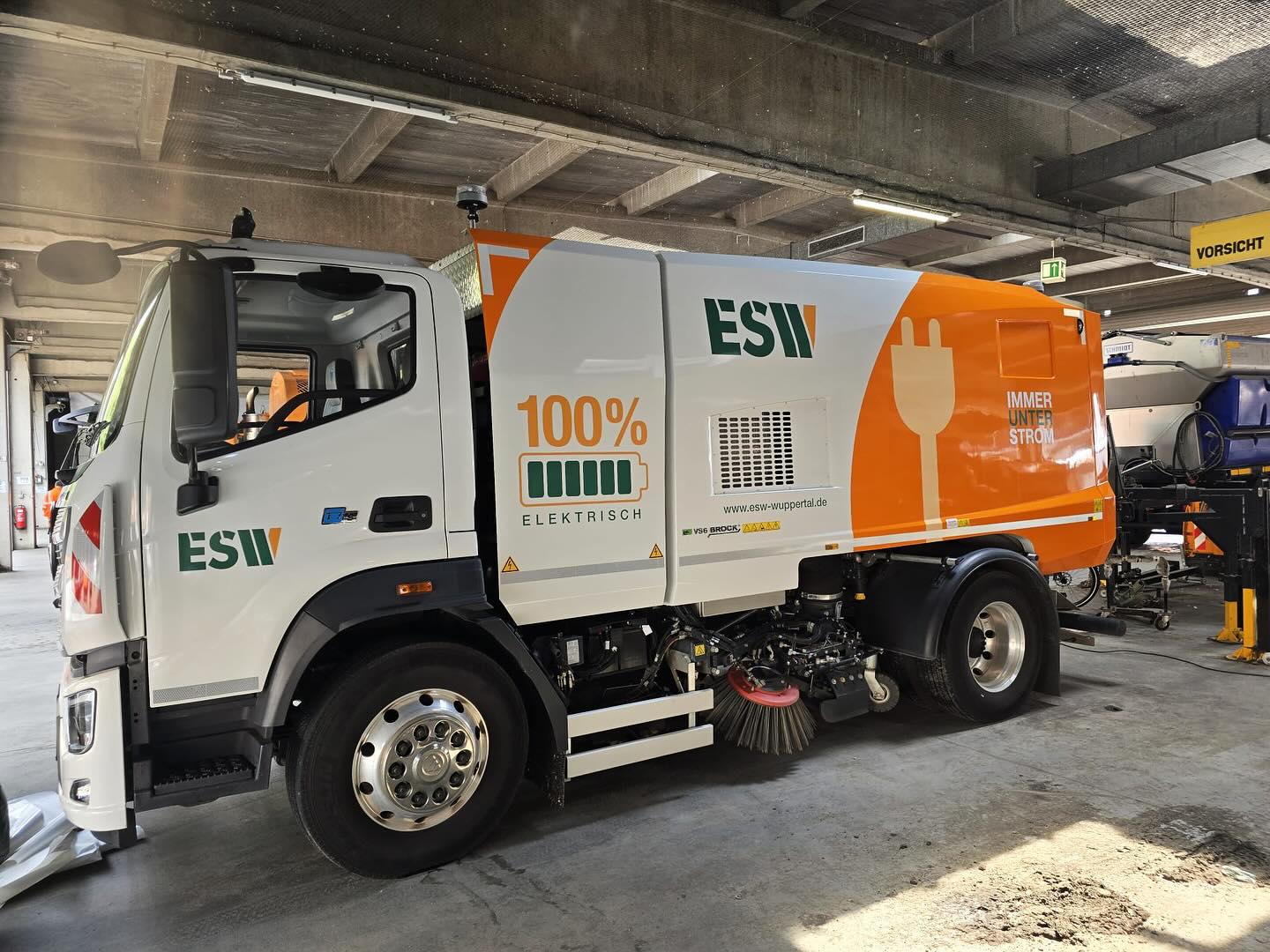 Frisch foliert – und 100 % elektrisch 🔋 unterwegs! Für den ESW - Eigenbetrieb Straßenreinigung Wuppertal durften wir gleich mehrere Kehrmaschinen neu gestalten:
✔️ Vollflächen-Folierung mit Oracal 970RA Kommunalorange 🍊
✔️ Detailarbeiten im Print & Cut-Verfahren
✔️ Langlebig. Sichtbar. Kommunal. 💪
Ob Fahrzeugflotten, Spezialfahrzeuge oder individuelle Einzelstücke – wir bringen Marken & Botschaften auf die Straße! 🛣️
Made in Wuppertal. Für Wuppertal.
#fahrzeugfolierung #kehrmaschine #oracal970ra #kommunalorange #wuppertal #icdprinting #strassenreinigung #fahrzeugdesign #printandcut #werbetechnik #grossformatdruck #folierung #corporatedesign #icdindustrialcomputerdesign #flottenbeschriftung