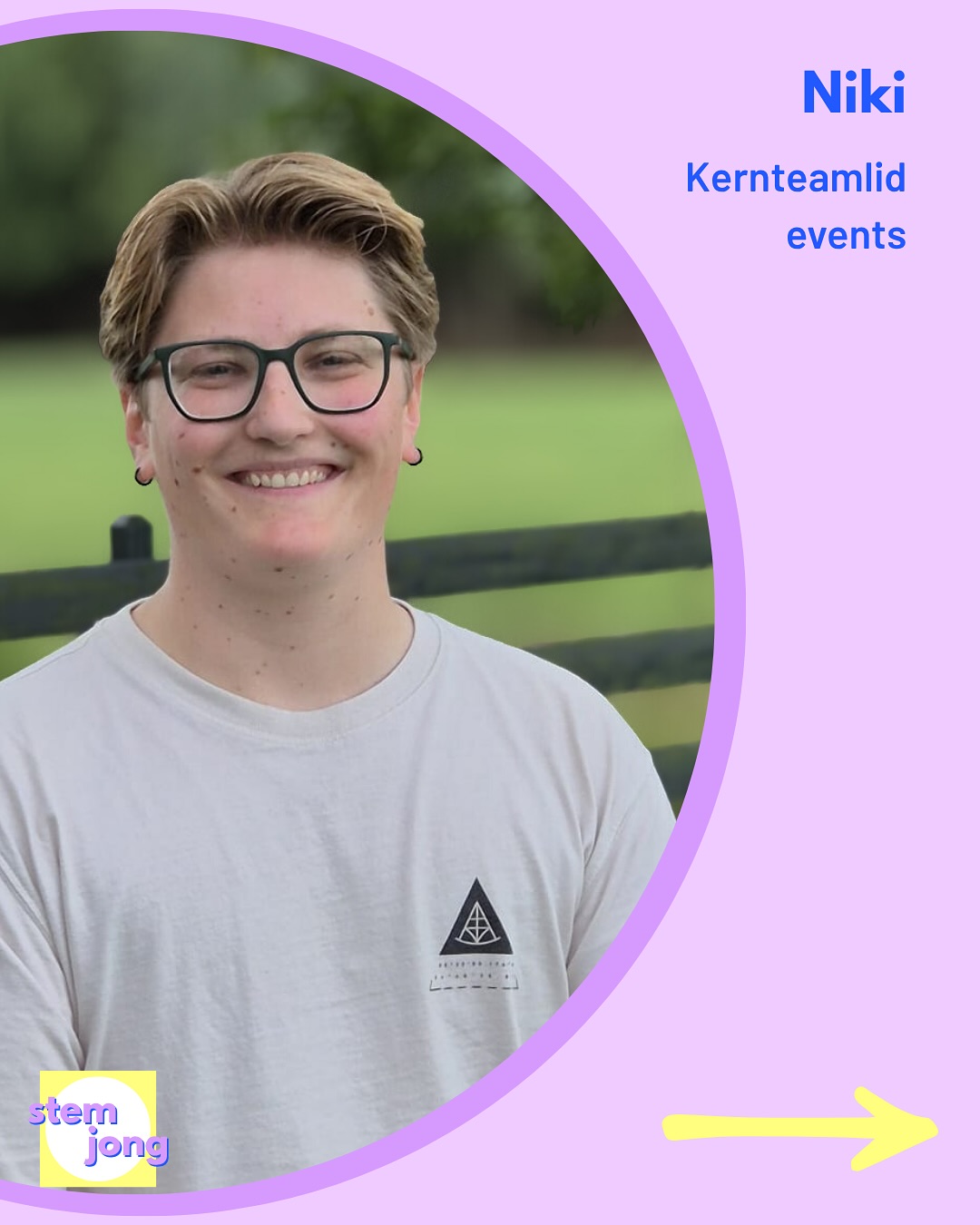 Stem Jong is voor jongeren én door jongeren. Maar wie zijn die jongeren achter Stem Jong?
👋MEET: Niki, kernteamlid events
Niki is sinds maart actief bij Stem Jong en kwam via het sprinttraject van @ NJR in contact met de organisatie. Tijdens Sprint heeft die zich vooral beziggehouden met het inzichtelijk maken van de stappen die je moet zetten als je de politiek in wil als jongere. Stem Jong hoopt hiermee jongeren te helpen en het weer een stukje makkelijker te maken om de politiek in te gaan. Vanaf nu zal Niki zich vooral gaan bezighouden met het organiseren van evenementen.
🔗Binnenkort delen we de resultaten uit Niki’s onderzoek met jullie… Stay tuned!
👀Volg ons om het hele team te leren kennen!
#meettheteam #stemjong #voteyoung #jongerenstem #jongereninpolitiek #vrijwilliger #jongerenplatform #behindthescenes #jongenbetrokken