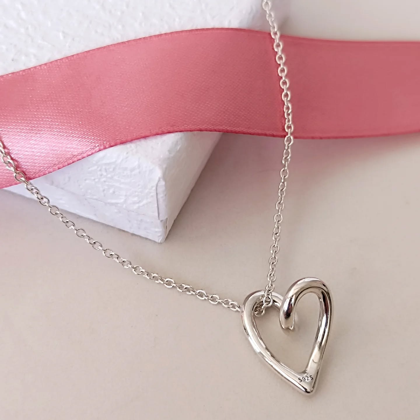 Ci sono cuori che non si fermano, anche quando restano in silenzio.
Questo è il mio. Curvo, imperfetto, ma vivo.
E questo post è per chi è rimasto, anche senza parole.
Grazie.💗
💕💕💕💕💕💕💕💕💕
Sito internet:
Www.igioielligrace.com
💕💕💕💕💕💕💕💕💕
#jewelry
#necklace
#silverjewelry
#925silver
#handmadejewelry
#smallbusiness
#jewellerydesign
#accessories
#giftidea
#madeinitaly