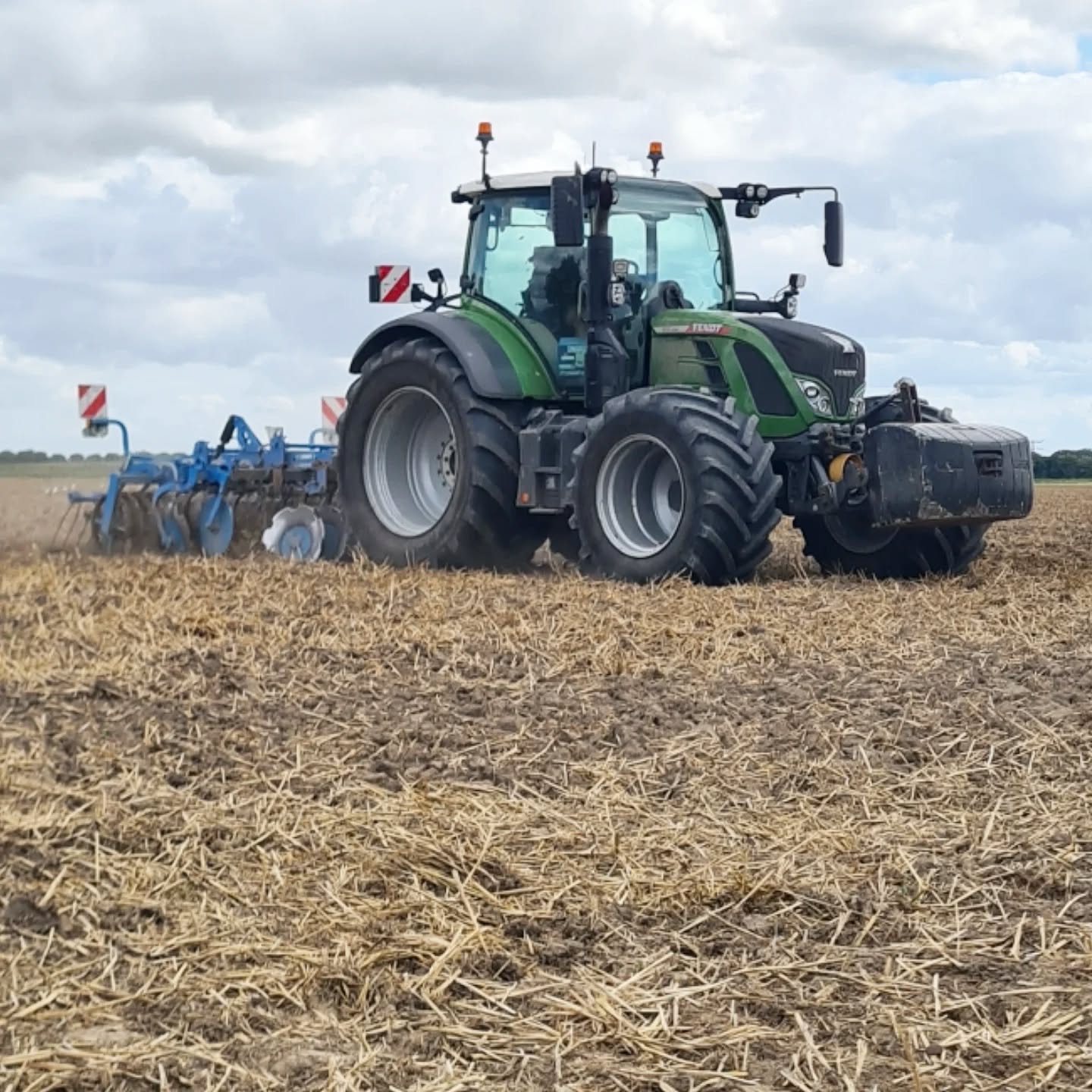 Stoppels 3,4,5.....
Na de graanoogst volgt een periode waarbij we de grond verschillende malen bewerken.
Dit past in ons beleid om minder chemie te gebruiken en we blazen hiermee ook oude technieken nieuw leven in🔝
Het idee is dat we de grond:
3x ondiep bewerken, we doen dat
4 cm diep en dan om de
5 dagen🤠
Doel is om de stroresten goed in te werken en ze te verkorten zodat ze beter verteren♻️💯
Onkruiden te bestrijden en onkruidzaden te laten kiemen zodat we er geen last meer van hebben
🌱❌
En als laatste om slakkeneitjes en andere insecten die mogelijk in grote getalen aanwezig zijn te bestrijden(verdrogen, beschadigen)🐌🪲❌
Vroeger heette dit stoppelen en je ziet dit de laatste jaren weer helemaal terug komen, wel met andere machines, maar het doel is hetzelfde🚜✅
De grond is nu klaar voor het zaaien van de groenbemester.....
#hoekschewaardappel
#stoppelbewerking
#onzeboerderij
#tarweoogst2025
#groenbemester
#trotsopdeboer
#farmlife