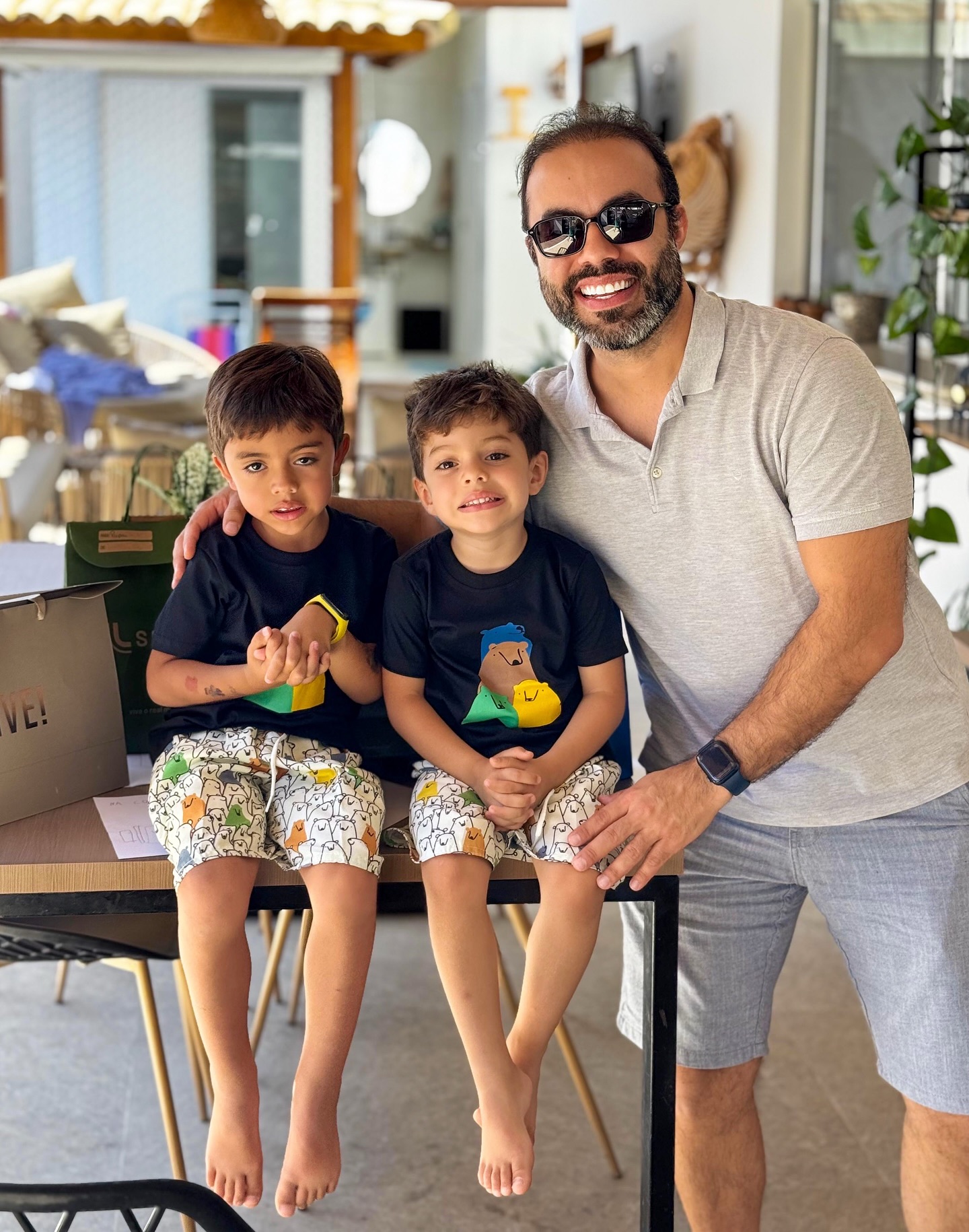 Ser pai é descobrir um amor que só cresce, é aprender todos os dias, ensinar com o exemplo e ter o coração batendo fora do peito.
Vocês dois são meu maior presente, minha razão e minha força.
Feliz dia a todos os papais ! 💙👨👦👦
#DiaDosPais #AmorDePai #Família #Gratidão #MeuMaiorPresente