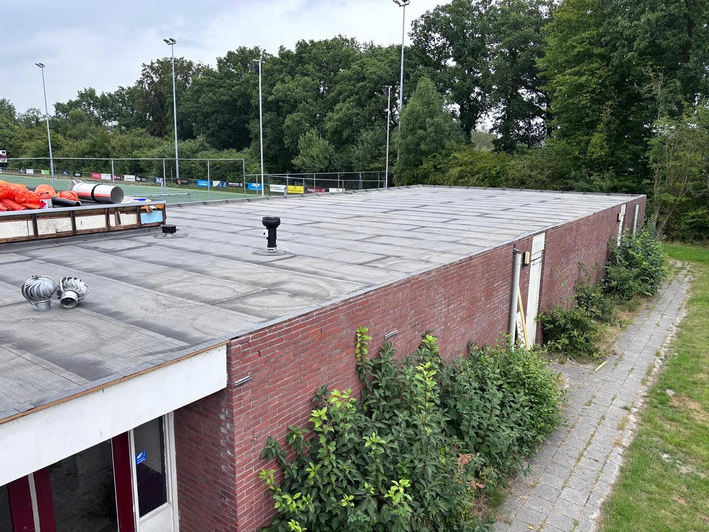 ? HELP MEE – KLUSDAG 16 AUGUSTUS ?
We hebben verbouwd ?… en een hoop rommel gemaakt ?.
Nu is het tijd om samen op te ruimen, schoon te maken en de laatste klusjes te doen.
Zaterdag 16 augustus
Start 9:00 uur
? Hockeyclub Roden
Neem je eigen gereedschap mee ??? – hoe meer mensen, hoe sneller we klaar zijn.
Samen maken we de club klaar voor het nieuwe seizoen! ?✨
#MHCRoden #Klusdag #SamenSterk #NieuwSeizoen
