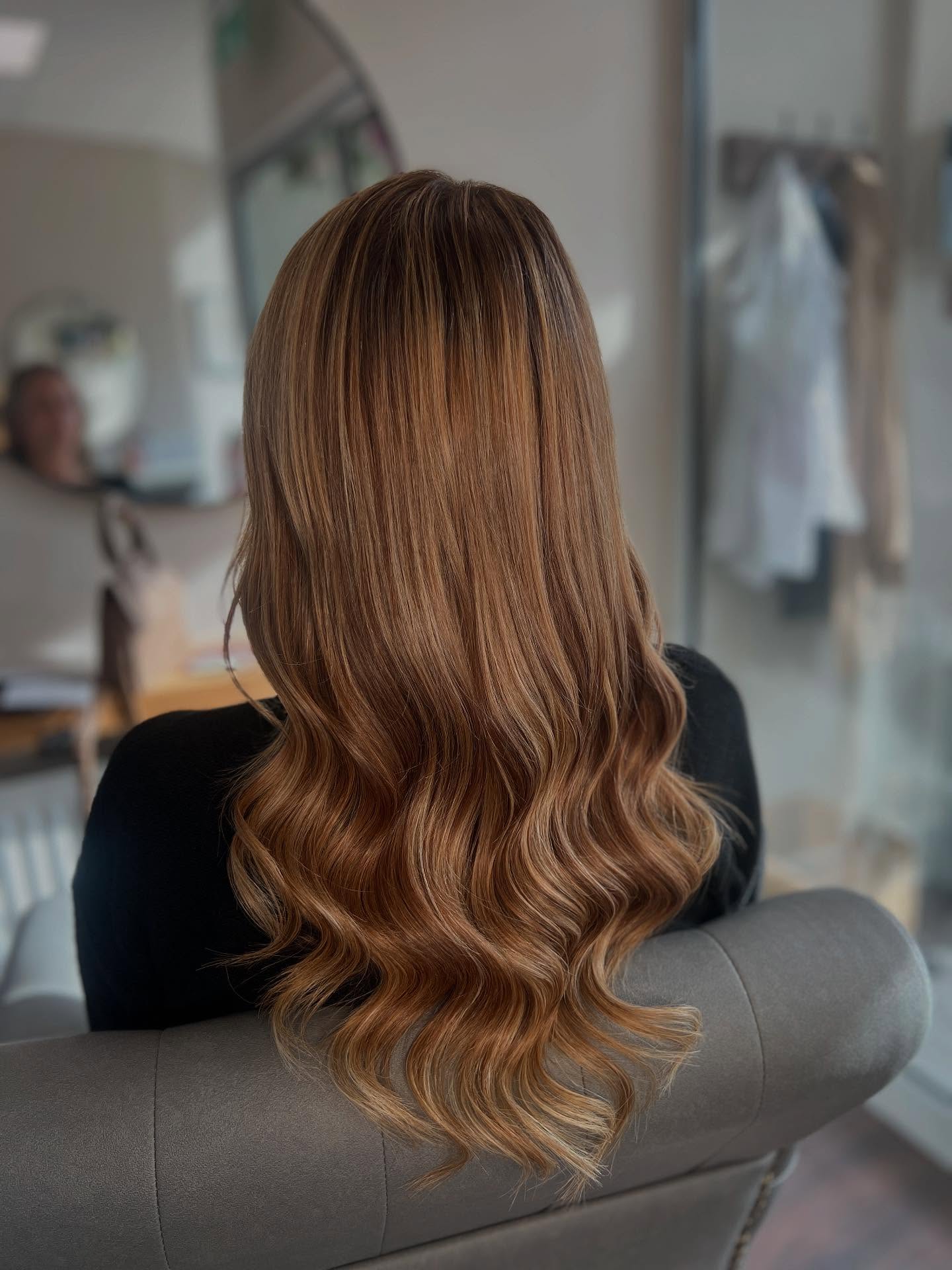 B L E N D 🤎
Absolutley in love with the bronde blend! Using @remicachet shades 2-6/22 and 4-8/613 for the perfect colour match adding a subtle highlight.
#hairextensions #remicachet #superstylist