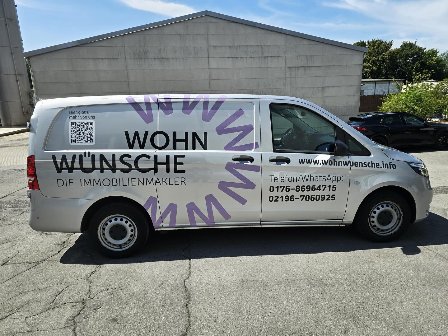 Unser Neukunde @immobilien_wohnwuensche aus #wermelskirchen ist jetzt mit einem brandneuen Look unterwegs – Mercedes Vito mit schicker Fahrzeugbeschriftung, von uns gestaltet, produziert und montiert.
Vielen Dank für das Vertrauen und die tolle Zusammenarbeit! 🙌 Wir wünschen allzeit gute Fahrt und viele erfolgreiche Besichtigungen. 🏡✨
#Fahrzeugbeschriftung #MercedesVito #Folierung #Werbetechnik #ICDWuppertal #WohnwünscheImmobilien #Immobilienmakler #Wermelskirchen #Werbungdieauffällt #Großformatdruck #WerbetechnikNRW #Branding #immobilien