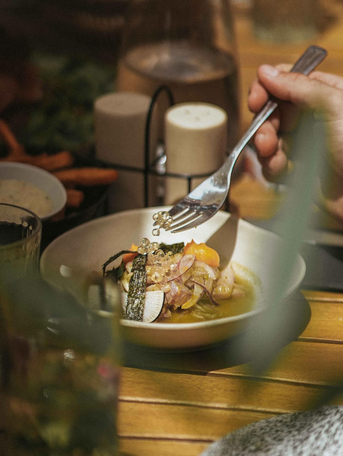 Du soleil, une expérience culinaire, des échanges et une découverte au cœur du vieux village de Perpignan.
.
Quand tu mets de l’âme dans ta cuisine, ça se ressent et se partage.
.
Notre mission : capturer l’instant, éveiller les sens, et retranscrire toute la finesse de cette cuisine créative et estivale.
.
.
𝗔𝗚𝗘𝗡𝗖𝗘 #𝗖𝗖2
ᴅɪɢɪᴛᴀʟ / ᴅᴇꜱɪɢɴ
.
.
📸 @alacarte_studio_culinaire
📍 Bacan Perpignan
.
#agencecc2 #bacan #bacanperpignan #brunchlife #brunchdumonde #brunchlovers #photoculinaire #photographeculinaire #shootingfood #gastronomiefrançaise #suddelafrance #artdelatable #platsignature #étégourmand #saveursdusud