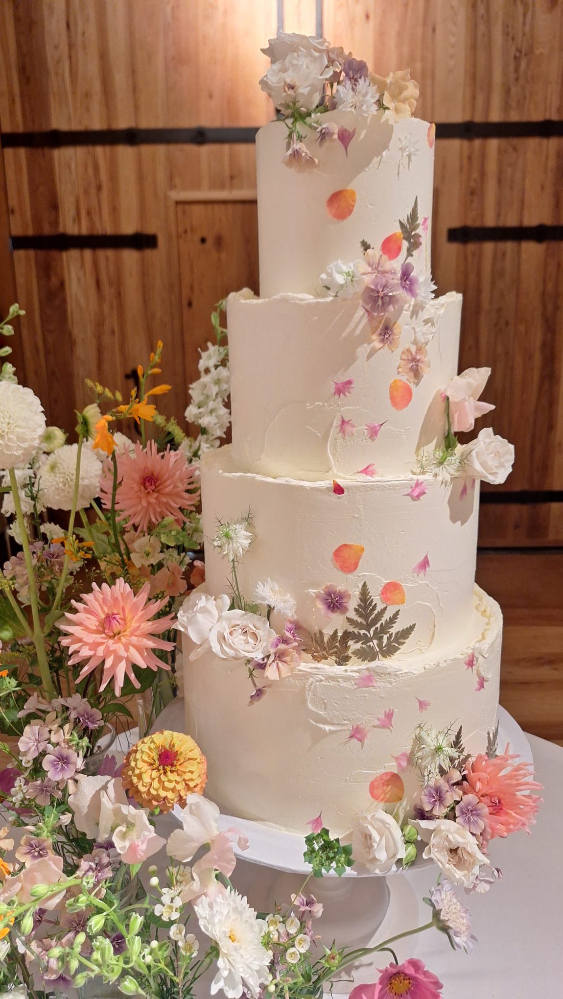 A gorgeous summer centrepiece for Sarah & Tom’s wedding 🌸 @thegreatbarndevon
Four tiers of silkybuttercream, decorated with an abundance of delicate florals; a quiet showstopper and a true reflection of the season and the celebration.
Look forward to seeing the professional photos @mrgrwphotography
@tomritchie77
@sarahmgibbo
@thegreatbarndevon
@marta.matson
@fanfareceremonies
@mrgrwphotography
@justineolvermua
@hairbyhannahuk
#sweetsatisfaction #sweetsatisfactioncakes #sweetsatisfactioncakedesign #weddingcake #luxuryweddingcakes #cakedesigner #4tiercake #flowercake #buttercreamweddingcake #thegreatbarndevon #thegreatbarnweddings