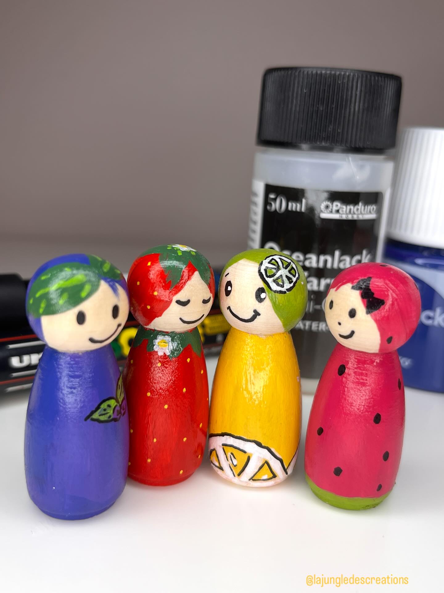 🇬🇧The Fruity Fairies 🧚🍓
To help Minusculette choose her favorite summer fruits to harvest and cook, four little fairies came to help her.
👉Can you guess which fruit is each fairy’s “emblem”?
Materials:
- Wooden peg doll
- Paints*
- Posca paint markers*
- Paintbrushes
- Varnish*
Step-by-step :
1. Paint the wooden figurines
2. Add details with paint markers
3. Finish with a touch of varnish
Quick, colorful, and adorable — don’t you think? 🧚✨
———
🇫🇷Les fées fruitées 🧚🍓
Pour aider Minusculette à choisir ses fruits préférés a cueillir ou cuisiner en l’été, quatre petites fées sont venues lui prêter main forte.
👉Saurez-vous deviner quel est le fruit totem de chacune ?
Matériel :
- Figurines en bois
- Peintures*
- Marqueurs peinture Posca*
- Pinceaux
- Vernis*
Réalisation :
1. Peindre les figurines en bois
2. Ajouter les détails avec les marqueurs peinture
3. Recouvrir d’une couche de vernis
Rapide, coloré et adorable, non ? 🧚✨
———
*Products from (Produits achetés chez) : @panduroofficial
———
#panduromyway #diyinspiration #doityourself #pysseltips #pysselinspo #fruitsfairy #defidesmainscreatives #homemadegames #sommarpyssel #summercrafts #fruitcraft #inspireuswithyourplay #pegdolls #panduro #woodencharacters