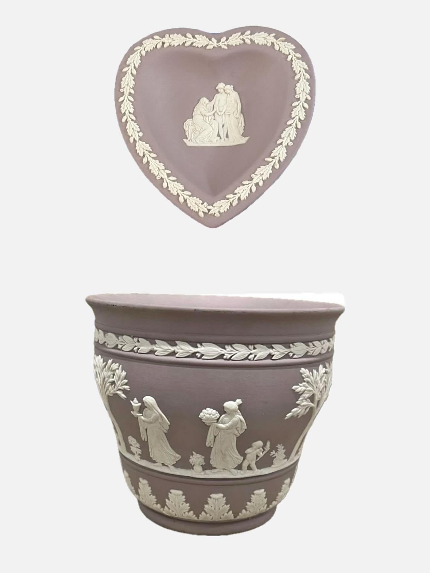WEDGWOOD: CREAM COLOR ON LILAC JASPERWARE
SMALL HEART SHAPE ASHTRAY
4 1/2 IN DIAMETER
CORIOLANUS
SOLD OUT
ARCADIAN FLOWER POT
4 3/8 IN HEIGHT & DIAMETER
SOLD OUT
ALL PAYMENTS ACCEPTED + PAYMENT PLANS
VENMO OR SITE INVOICE
DM TO CLAIM ???