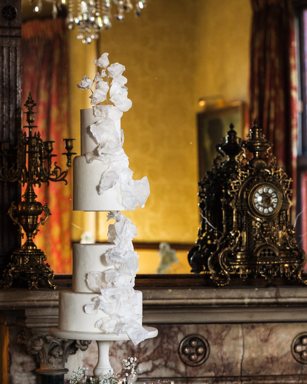 Four semi-floating tiers, dressed with bold white wafer paper florals for a dramatic styled shoot @huntshamcourt. Styled shoots are a great way to push creativity a little further, and this design fitted in so well with the overall look.
@huntshamcourt
@lunaweddingsanna
@lovestoreyweddings
@theblossomcomp
@trisadams
@prop.options
#sweetsatisfactioncakes #weddingcakes #weddingcake #cakedesign #cakedesigner #weddingsindevon #huntshamcourt #huntshamcourtweddings #countryhousewedding #floatingweddingcake