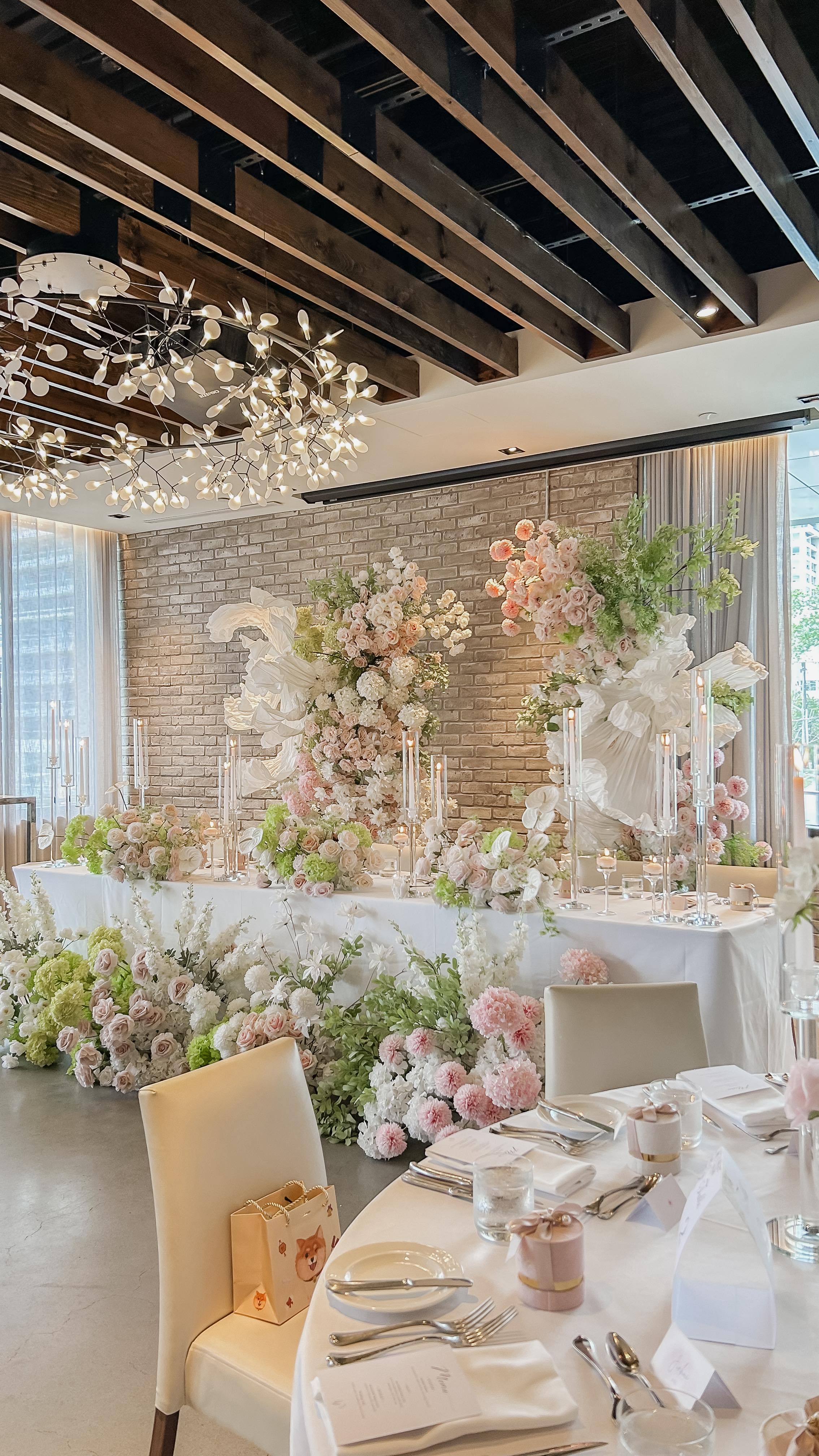 When the flowers show up… they really show up.
This wedding was all about soft pastels, big blooms, and making the sweetheart table a total showstopper. Still can’t get over how dreamy this setup turned out!
Floral and decor: @peachwoodevents
Coordinator: @destinyweddingsca
Cale: @yueyue3005
Venue: @villageloftevents
#WeddingVibes #FloralMagic #PastelDreams #SweetheartTableGoals #WeddingDecor #EventDesign #TorontoWedding #torontoweddingflorist #torontoflorist #peachwoodevents #weddingceremony #weddingdecor