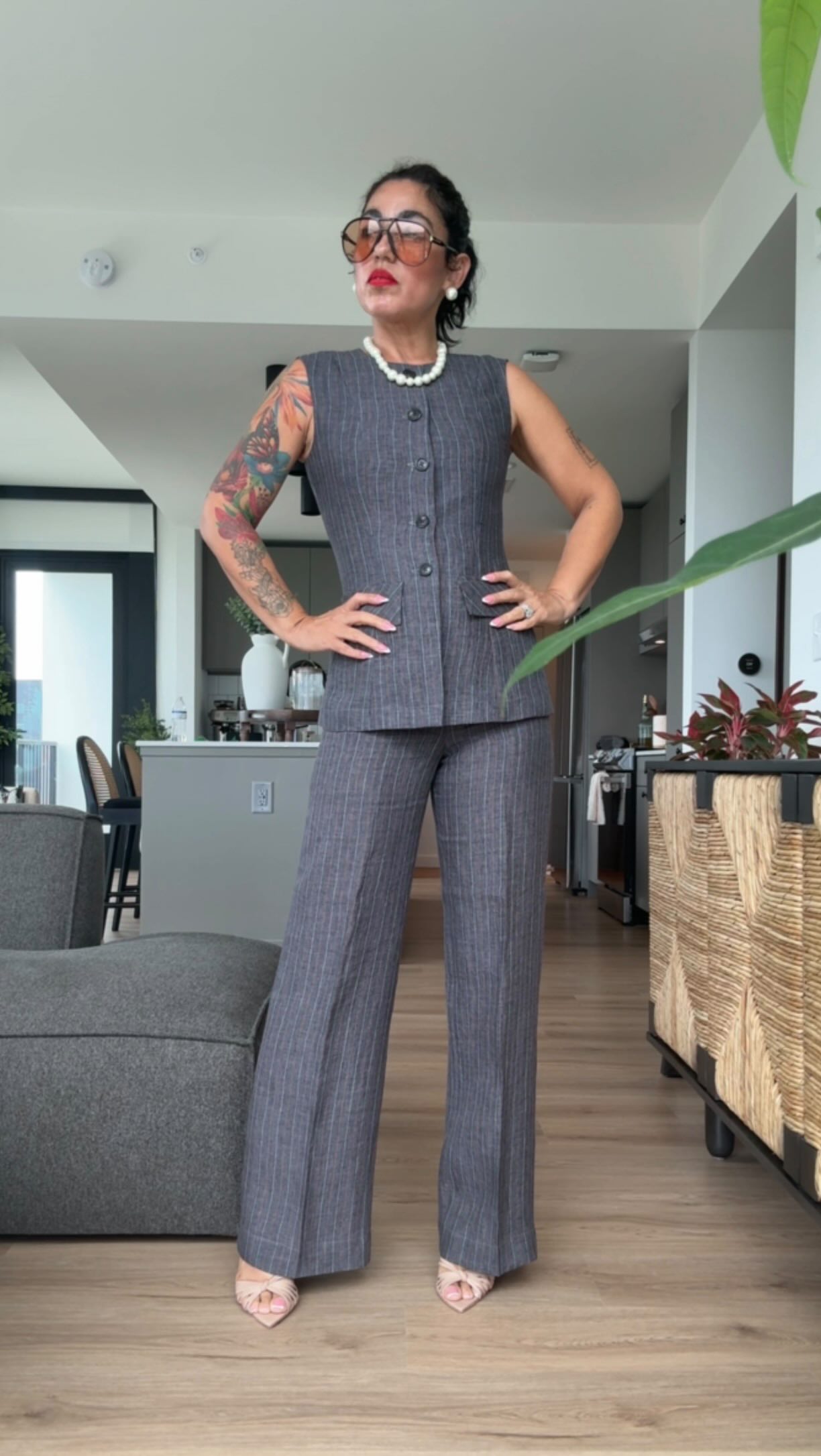 Last week I spent some time making this Simplicity #3108 set for my keynote @pattern.con but sadly I got the flu and was unable to attend 😩 I filmed my keynote for the attendees and thankfully I got so many messages telling me they were inspired and wishing me a speedy recovery which made me feel so much better about not being able to be there in person. I also really really wanted to wear my fit so here is the reel I filmed that week since no one got to see it 😭 this pattern is fantastic and I plan on making another version. The fabric is a gorgeous linen from @blackbirdfabrics