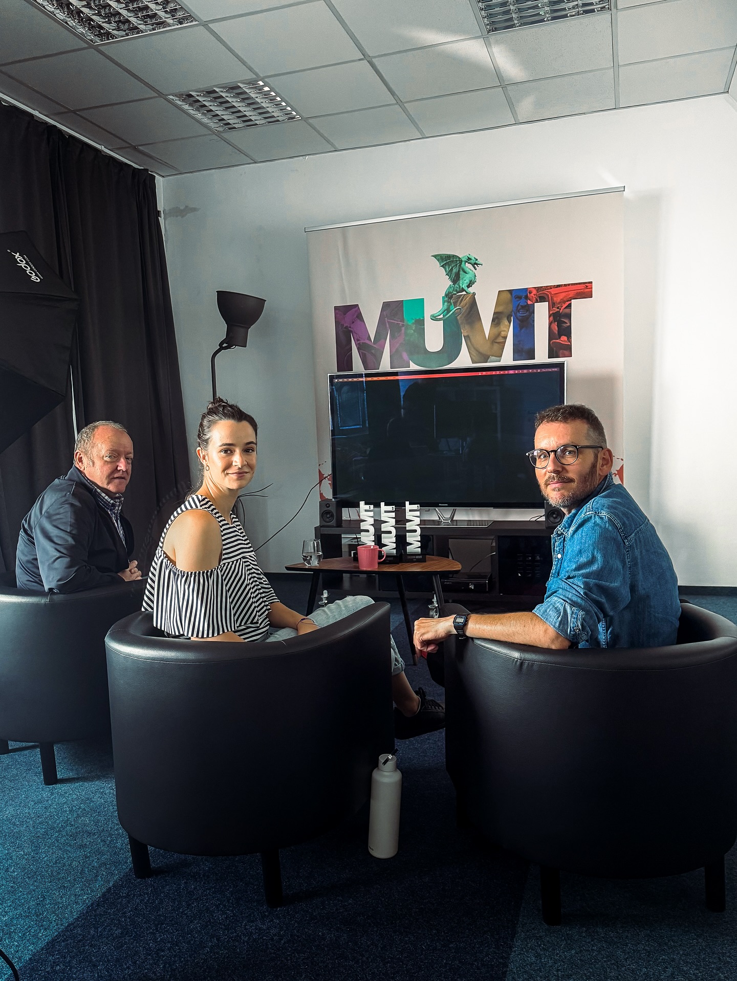 ? Naša strokovna žirija: Simon Tanšek, Gaja Filač in Darko Štante, ravno v tem trenutku ocenjujejo nastale filme v maratonu.
Od 22 ekip jih je 20 pravočasno oddalo svoj film. ?️
Pridite si jih ogledat in glasujte za svojega favorita, ki bo prejel nagrado občinstva. ?
Se gledamo jutri! ?