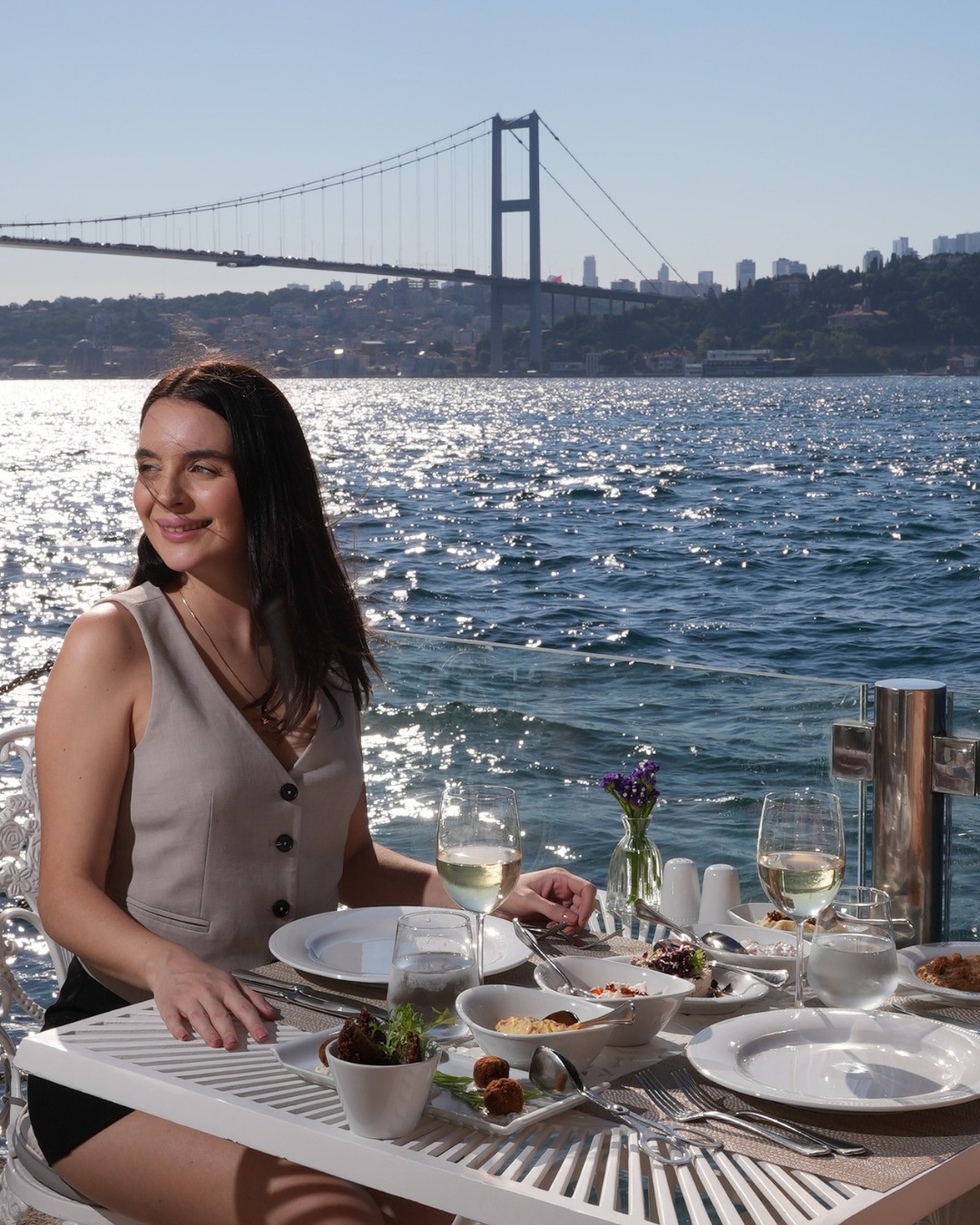Boathouse Restaurant’ta öğle saatleri, Boğaz’ın ritmiyle uyumlanan özenli tabaklarla keyifli ve dingin bir hâl alıyor.
At Boathouse Restaurant, lunchtime flows with the rhythm of the Bosphorus, shaped by thoughtful plates and a composed sense of ease.
#BosphorusPalaceHotel #boathouserestaurant #lunch #bosphorus #bosphorusbridge #bosphorusview #finecuisine