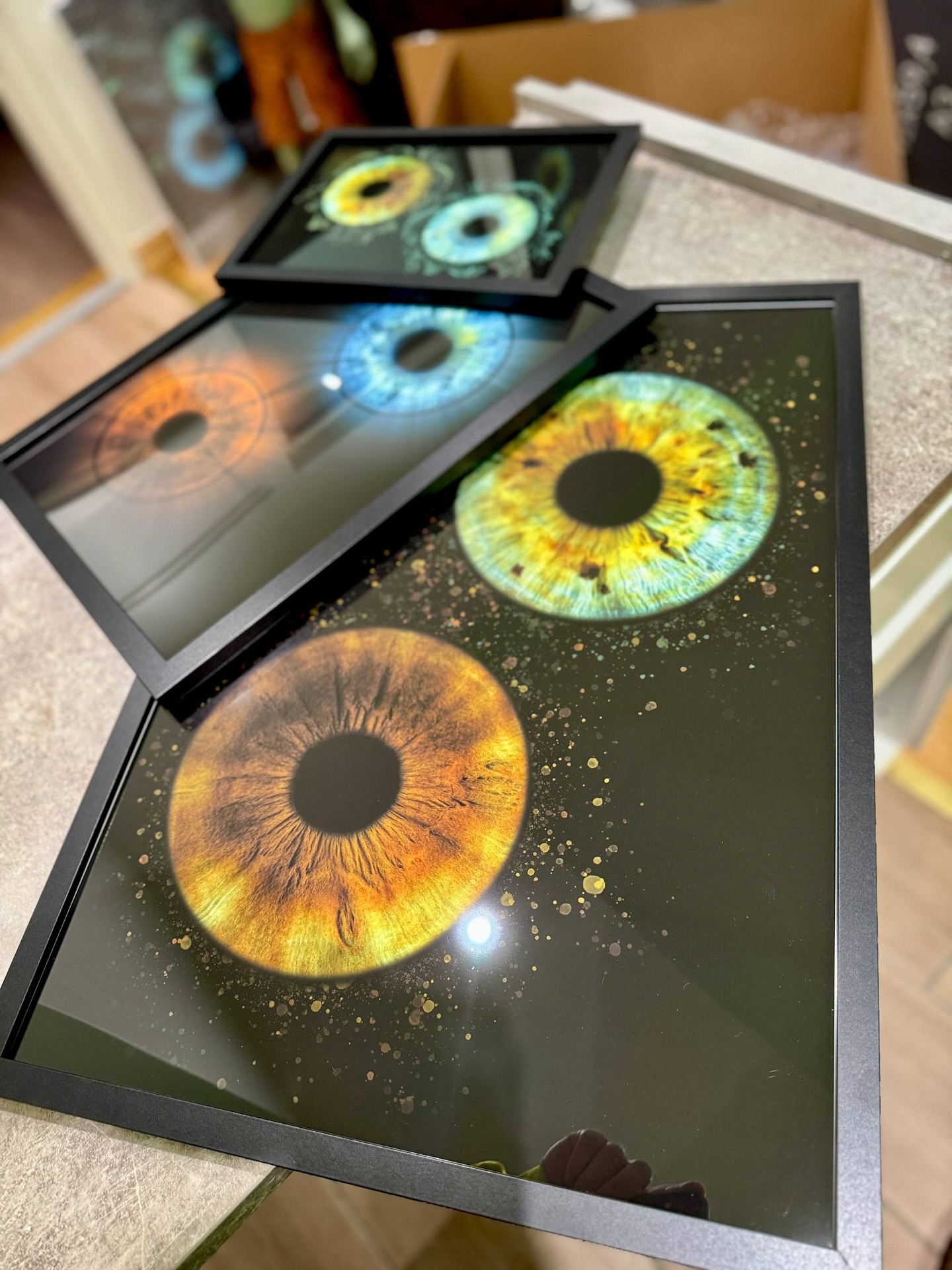 👀 Vi elsker å se hvordan et øyeblikk kan forvandles til kunst!
Siden 2021 har vi i Irisgalleri laget øyebilder på ekte Hahnemühle museumspapir – papirtyper som gir både dybde, farger og kvalitet som varer i generasjoner.
Men vi lurer på en ting – hvilken størrelse ville DU valgt på veggen hjemme?
✨ A4 – liten og personlig
✨ A3 – klassisk og allsidig
✨ A2 – stor og skikkelig WOW-faktor
Hjelp oss å avgjøre – skriv din favoritt i kommentarfeltet 👇💬
#irisgalleri #eyephotography #irisphotography #macroeye #irisart #eyecloseup #eyemacro #uniqueeyes #eyeartwork #irisportrait #norskfotograf #fotokunst #kunstfoto #oslofotograf #norwayphotography #visitnorway #norgebilder #mittnorge #norwegianart #osloartscene #macrophotography #fineartphotography #irisdetails #eyestagram #oslobusiness #norwegianphotographer #norwayart #artinnorway #creativephotography #irisphoto