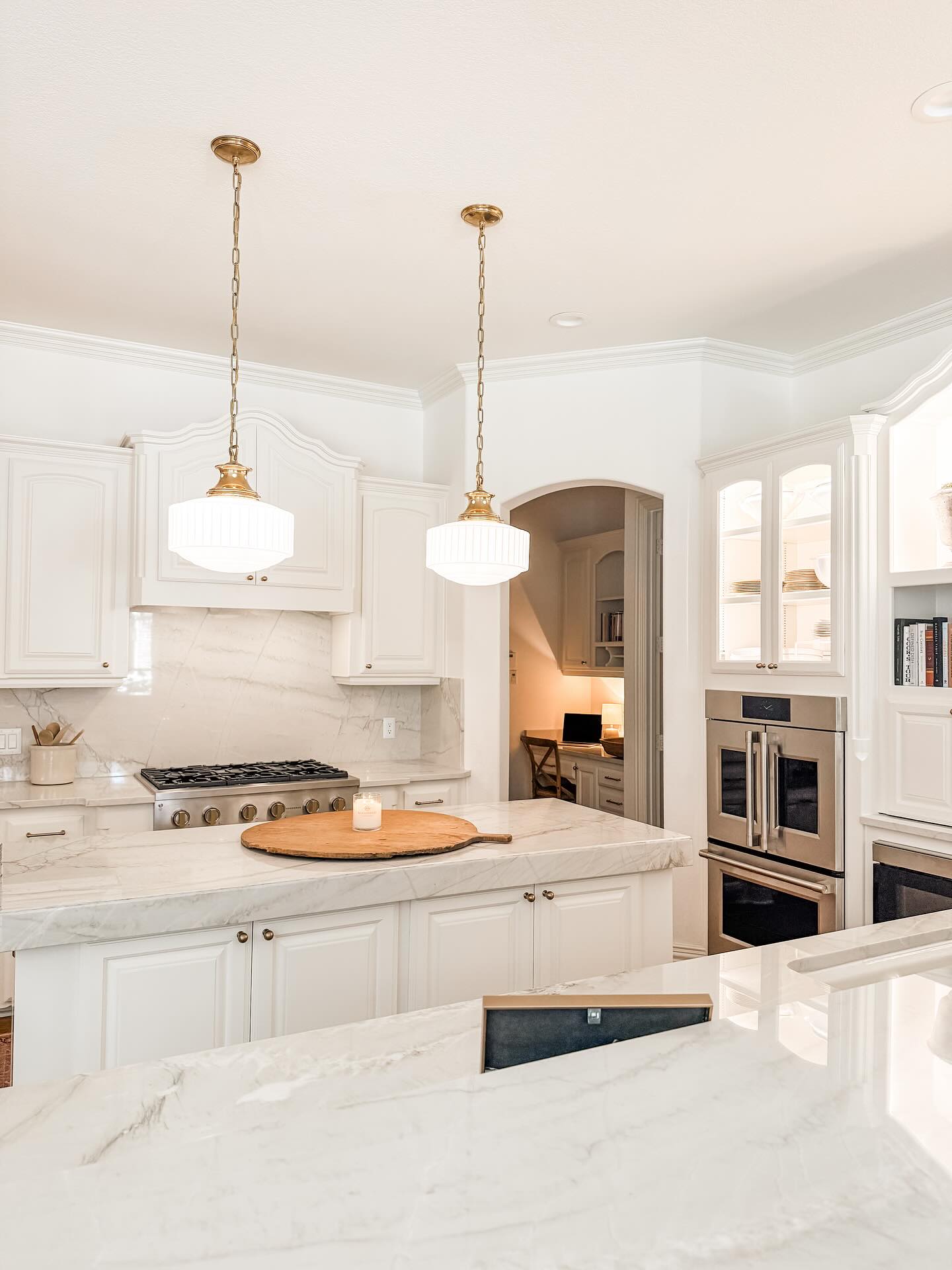 Mont Blanc, scalloped cabinetry, chocolate grass cloth wallpaper, and Visual Comfort pendants. Be still my beating heart 💓