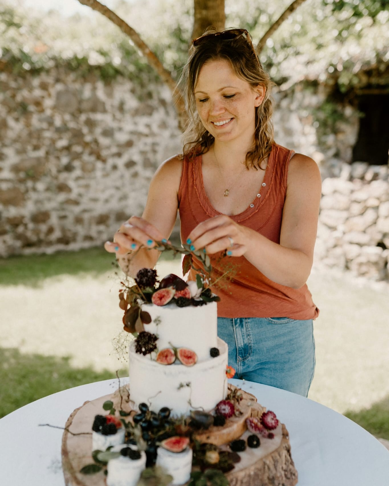 Here I am adding the last little touches before the cake was set up in the stunning gardens at The Great Barn Devon for our summer styled shoot.
I’ll admit I’m usually very camera shy, but @louiseeleanorphotography worked her magic and captured the moment despite my reluctance! Styled shoots are such a lovely chance to bring creative ideas together, and this one was all about summer, colour, and those effortless boho details.
@deerleapflowers
@samanthamariebridal
@paperbelles
@rusticlovehire
@undercoverbestie_
@ashasmith123
@louiseeleanorphotography
@claireaustinengland
@millymaunder
@dandelionsandpearls
@thegreatbarndevon
#sweetsatisfactioncakes #weddingcakes #weddingcake #cakedesign #cakedesigner #weddingsindevon #bohocake #flowercake #bohoweddingcake #photoshoot #styledshoot #thegreatbarndevon #thegreatbarnweddings