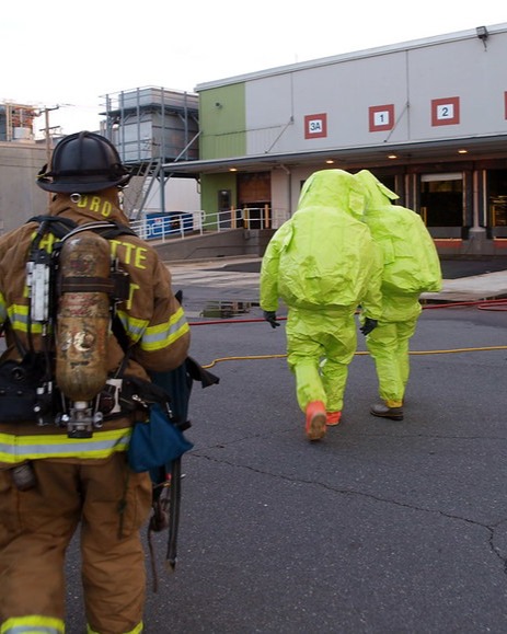 🚨🔥 Today in Charlotte Fire Department History – August 22, 2011 🔥🚨
HazMat Response: Ammonia Leak – Steele Creek Area
In the early morning hours of August 22, 2011, CFD HazMat teams responded to a serious chemical emergency at the ProFlowers distribution center (11922 General Drive).
A refrigeration pump seal failed, causing a toxic ammonia leak inside the facility—posing serious health risks.
🧯 Fast, Professional Response
✅ 40+ firefighters on scene
✅ HazMat specialists in full gear
✅ General Drive shut down
✅ Facility evacuated safely
After 3+ hours, the leak was fully contained.
No injuries. No casualties. Just precision, training, and teamwork.
📸 Firefighters in PPE, decontamination tools deployed, and a clean outcome.
(Credit: CFD Flickr Archive)
💡 This incident highlights the critical role of CFD’s HazMat unit—protecting Charlotte from more than just fire.
👏 Today, we salute the responders who kept our city safe.
#charlottefire #hazmathistory #cltfirehistory #onthisdayinhistory #publicsafety
#ammonialeak #FirstResponderPride #honorserveeducate #cltfiremuseum #firefightingheritage #themoreyouknowthemoreyougrow