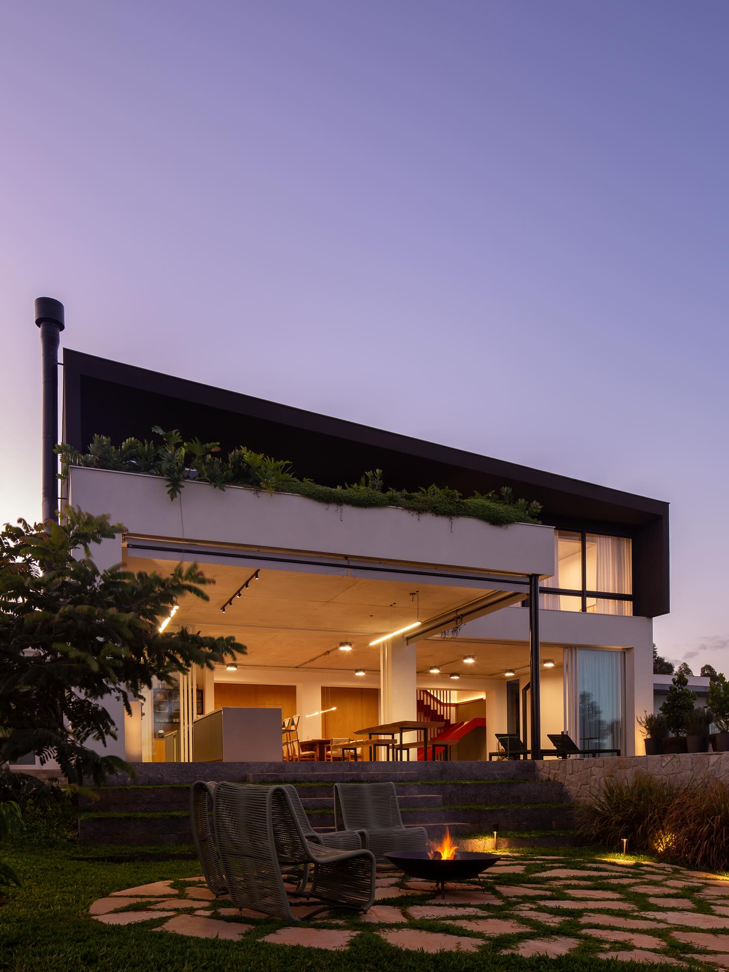 🇧🇷Uma fogueira em tacho corten para aquecer a alma. No entorno plantamos capim limão, para trazer um aroma e também servir como repelente natural para mosquitos. A Cassia Rosa (Cassia grandis), árvore nativa, vem para emoldurar a bela arquitetura do @arkitito e sombrear este local de permanência.
.
🇬🇧A Corten fire pit warms the soul. We planted lemongrass around it to add aroma and also serve as a natural mosquito repellent. Pink Cassia (Cassia grandis), a native tree, frames the beautiful architecture of @arkitito and provides shade for this gathering place.
.
Foto: @carolina.lacaz
.
#fireplace #lareiraexterna #firepit #landscapearchitecture #paisagismo #paisagismoresidencial #paisagista #paisagismosustentável #plantasdecasa #biofilia