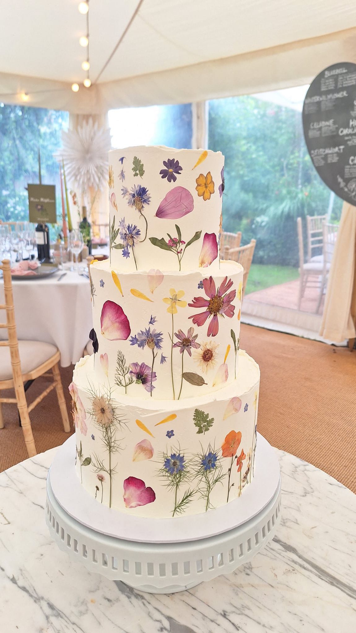 A lovely throwback to Caroline & Rupert’s June wedding. Wildflowers were woven through so many details of the day - from tables named after each bloom, to gorgeous posies as centrepieces and a stunning bridal bouquet.
Their cake carried the theme through with three tiers dressed in pressed wildflowers. A wonderful one to design and craft.
@field_to_fork_catering
@joannagame_flowers
@lucy.rudd.photography
#sweetsatisfactioncakes #weddingcakes #weddingcake #cakedesign #cakedesigner #weddingsindevon #pressedflowers #pressedflowercake #freshflowercake #meadowcake #cakeinspo #marqueewedding
