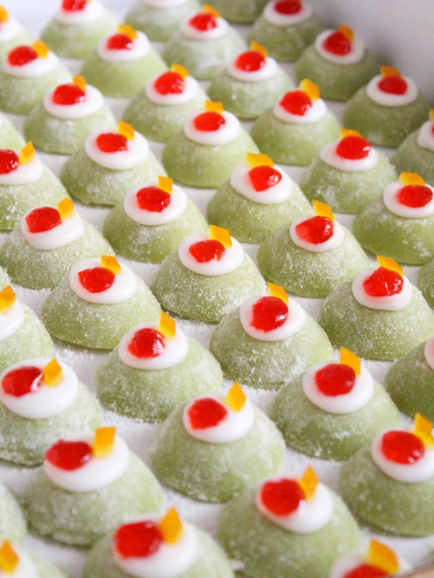 Cassatine piccoline —
Ciliegia
Arancia
Zucchero
Pasta reale
Ricotta Fresca
Cioccolato
Scorze di limone
Pan di Spagna
Tutto lavorazione a mano.