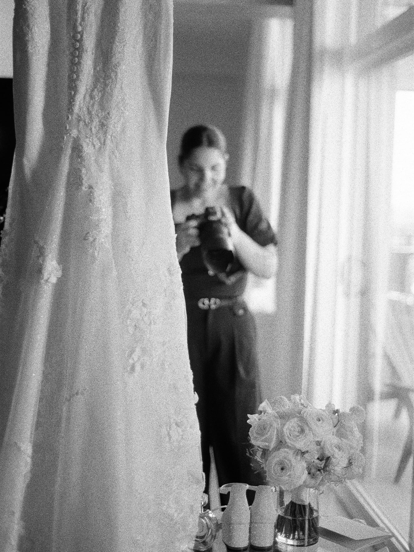 Est-ce que je suis à la bonne place?
Une question qui m’habite depuis un bon moment.
Et cette année quelque chose a changé.
Je ne sais pas comment l’expliquer.
J’ai repris mon rôle de photographe avec une assurance, je me sens ancrée et je retombe en amour avec mon métier.
J’ai longtemps voulu être reconnue. Être la meilleure. Et ça m’a fait craquer sous la pression.
Alors que j’ai simplement à être moi.
C’est ce que j’ai d’unique à t’offrir.
Pour offrir une expérience chaleureuse, rassurante et tout en offrant des images qui reflètent la beauté , l’élégance brute de la journée de mariage. Une beauté parfois posée, parfois candide. Ne rien forcer. Simplement célébrer l’amour de deux personnes .
Ça mérite d’être raconté.
J’aime particulièrement le lien que je crée avec les gens que je croise. Pour qu’ils soient à l’aise d’être eux-même. J’aime quitter un mariage avec un gros câlin de mes mariés.
Je me sens choyé de recevoir un mot de leur part le lundi pour le remercier.
Les mots; c’est clairement mon « love language ».
C’est la deuxième moitié de la haute saison qui débute. Mais pour moi c’est le début de ma très haute saison; après un été à « relaxer » avec ma fille, je plonge dans la retouche, les projets de formation et d’autres beaux mariages.
Je suis tellement reconnaissante.
Merci pour votre confiance .
Merci pour votre présence.
Merci pour votre patience.
Cathy xxx
Photographe des photos 1 et 2 ; @anniesimardphoto