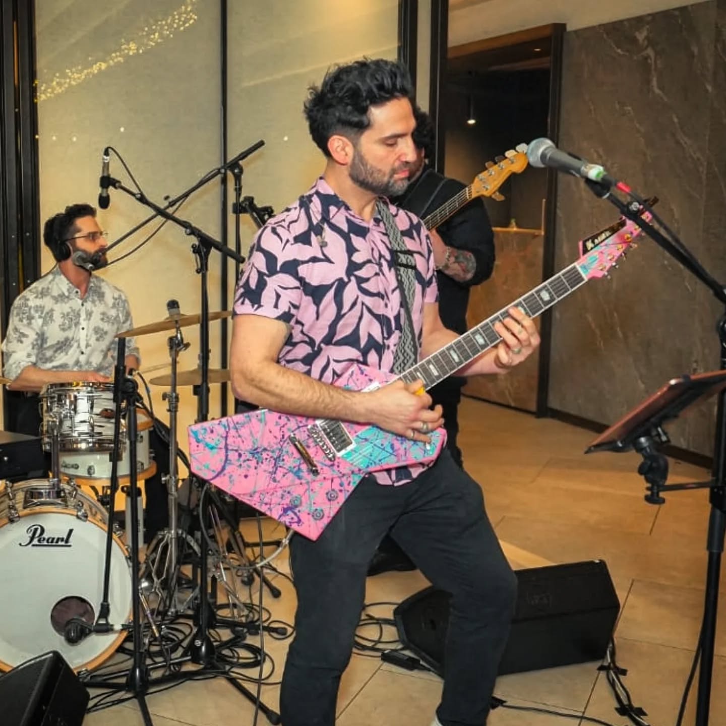 Dress code: 'Musician Formal'
.
📸@magnet.me
🎸@kauerguitars