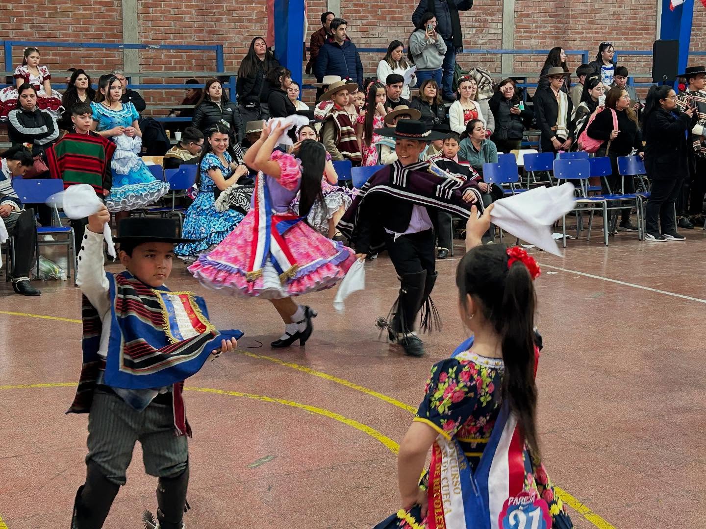🥳💃 ¡Así se vivió el Gran CUECAZO 2025!
Más de 70 parejas participaron representando con orgullo a sus liceos, mostrando talento, tradición y mucha pasión por nuestro baile nacional 🇨🇱🎶
👏 Felicitamos especialmente a los ganadores de las categorías Básica y Media, y agradecemos a todos los participantes, apoderados, docentes y comunidades educativas que hicieron posible esta fiesta de la cultura chilena 🎉