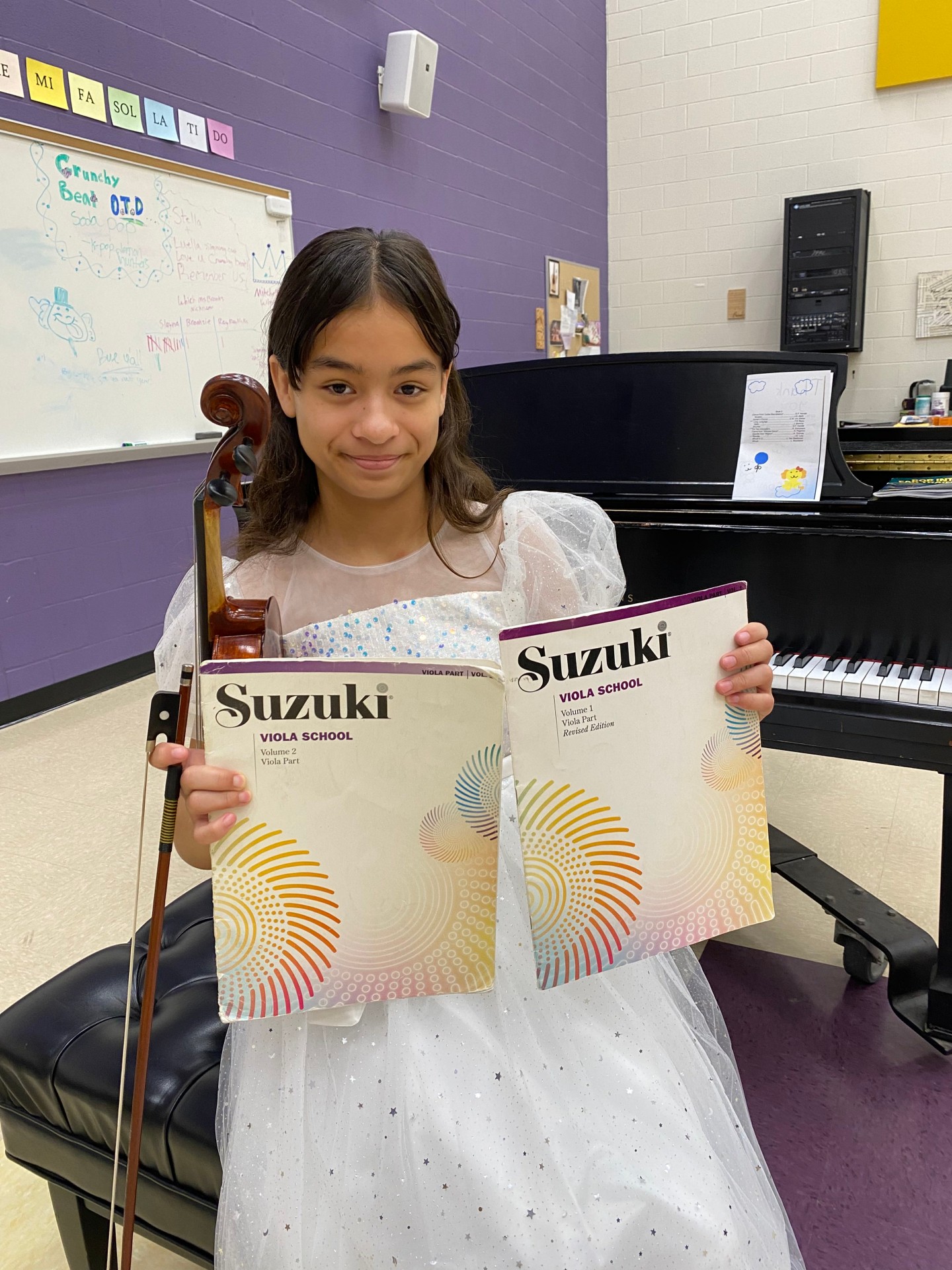 Congratulations to this young viola student for completing her combined Suzuki Book 1 and Book 2 graduation recital! ?
She played every single piece in Book 1 and 2 from memory, which is about a 40 minute program! How incredible is that! ?
Congrats to this amazing violist!?
