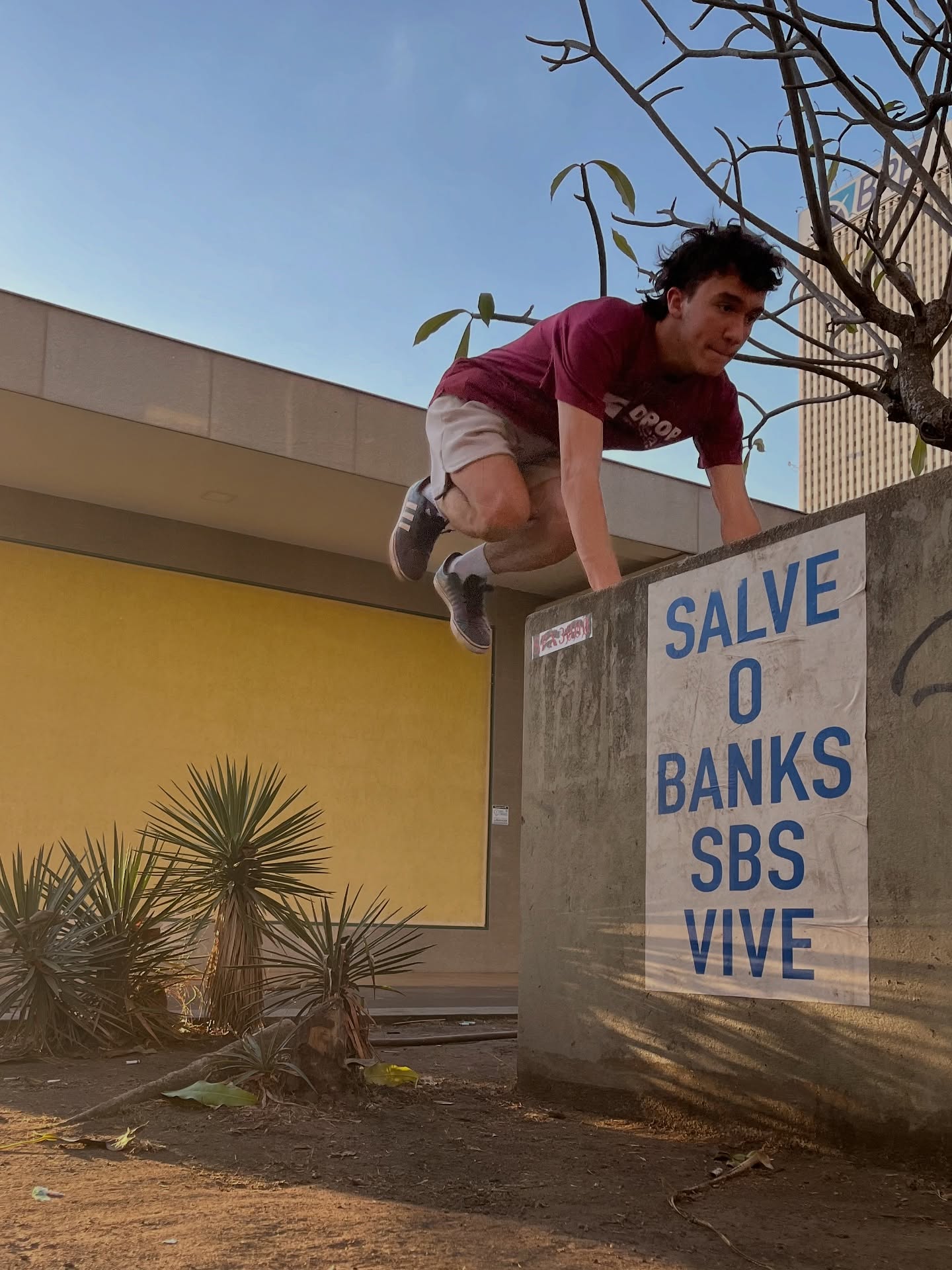 Muita gente só atravessa a rua dentro de um carro, de um ônibus ou correndo entre a casa, o trabalho e o shopping. Quando finalmente pisa na rua de verdade, carrega preconceitos, tenta se impor, despreza quem já a vive todos os dias. É o elitismo que insiste em apagar a vida comum, a cultura cotidiana e o valor do convívio.
Convidamos essas pessoas a viverem mais, a saírem de suas bolhas de consumo e repulsa. Convidamos a olhar, sentir e descobrir a RIQUEZA DO QUE JÁ EXISTE NAS RUAS, o encontro, a troca, a diversidade e a vida que pulsa fora das vitrines.