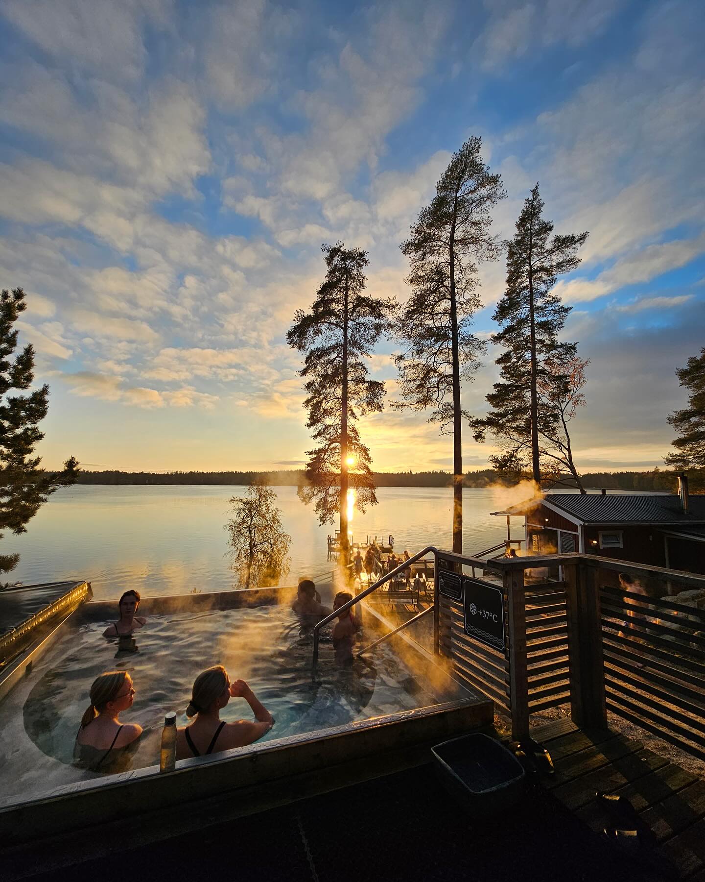 ARVONTA - VOITA VUODEN ILMAISET AVANNOT JA SAUNAT JÄRVELÄSSÄ ??
Järvelän palon vuosipäivä lähestyy, joten laitetaan pientä arvontaa pystyyn. Näin osallistut:
? Seuraa @jarvelanavanto; sekä
? Tägää kaverisi, jonka haluat mukaasi Järvelään. Jokainen tägäys vastaa yhtä arpaa; ja
❤️ Tykkää tästä postauksesta
Kaikkien osallistuneiden kesken arvotaan yhdelle voittajalle vuoden ilmaiset saunat ja avannot Järvelään. Osallistumisaikaa on 15.10.2025 saakka.
Järvelässä pääset ainoana paikkana maailmassa avantoon ympäri vuoden, minkä lisäksi voit nauttia Järvelän kuudesta erilaisesta saunasta sekä lämminvesialtaista. Tervetuloa!
Facebook tai Instagram eivät ole osallisena arvontaan.