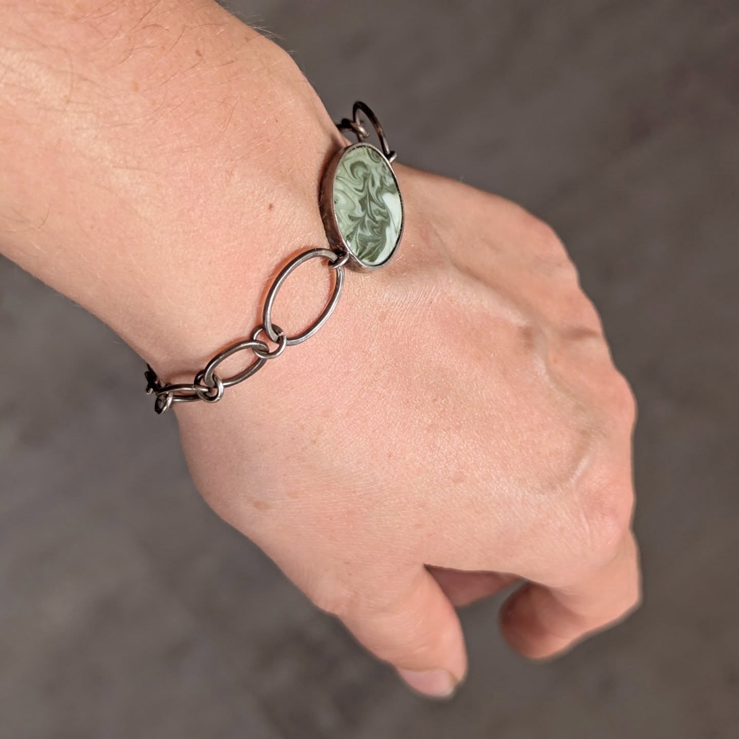 Frisch von der Werkbank: Armband mit Porzellan und Silber
Damit habe ich jetzt für den Keramikmarkt in Dresden alles beisammen. Freue mich schon!
@keramikmarkt_dresden
#elementarisbypfefferkorn #porzellan #Porzellanschmuck #schmuck #armband
#bracelet #jewellery #porcelain #porcelainjewellery