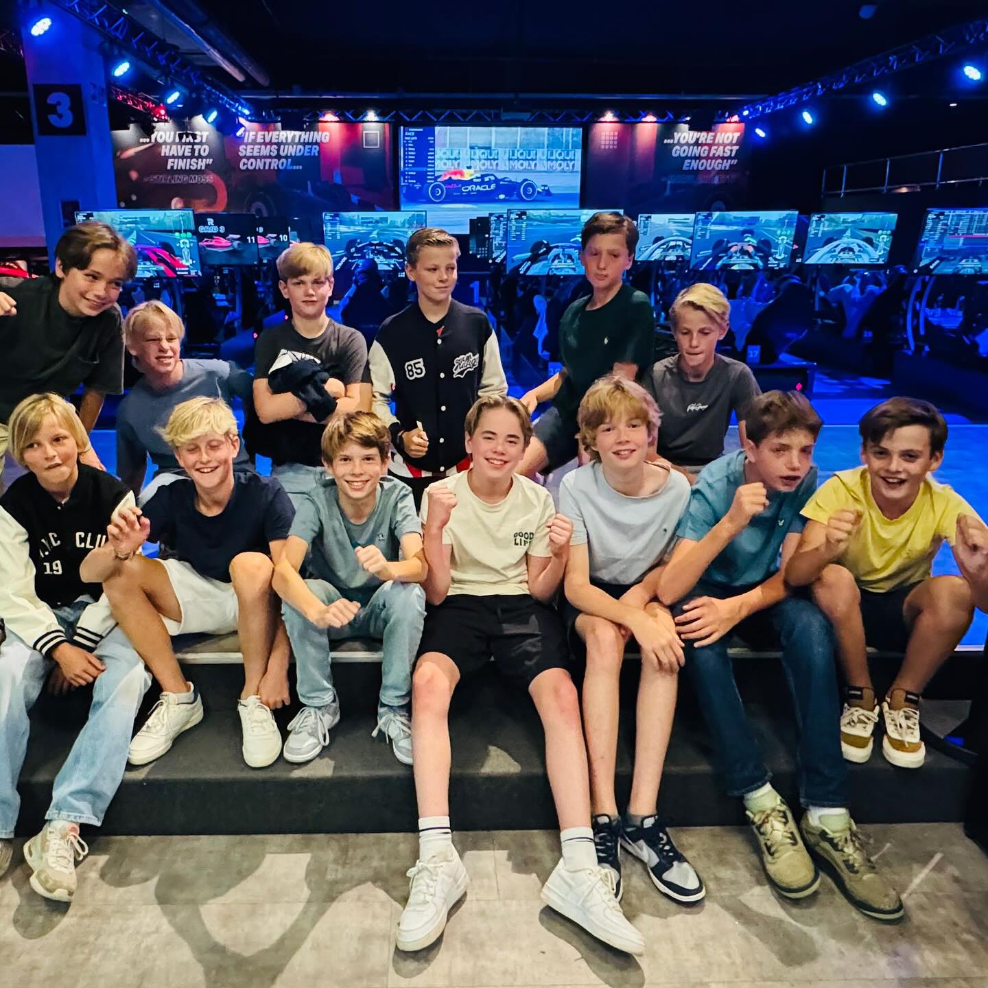 Vorig seizoen is het team JO12-1 (‘24/‘25) 3de geworden bij de verkiezing ‘Leukste team van Nederland!’
Dit weekend is de prijs in ontvangst genomen en zijn ze gaan F1 racen. Een hele andere sport, maar de jongens waren net zo fanatiek als op het hockeyveld!
Phoenix-leden dank voor al jullie stemmen!! #hockeymagazine #leuksteteam #phoenixhockey #zeist