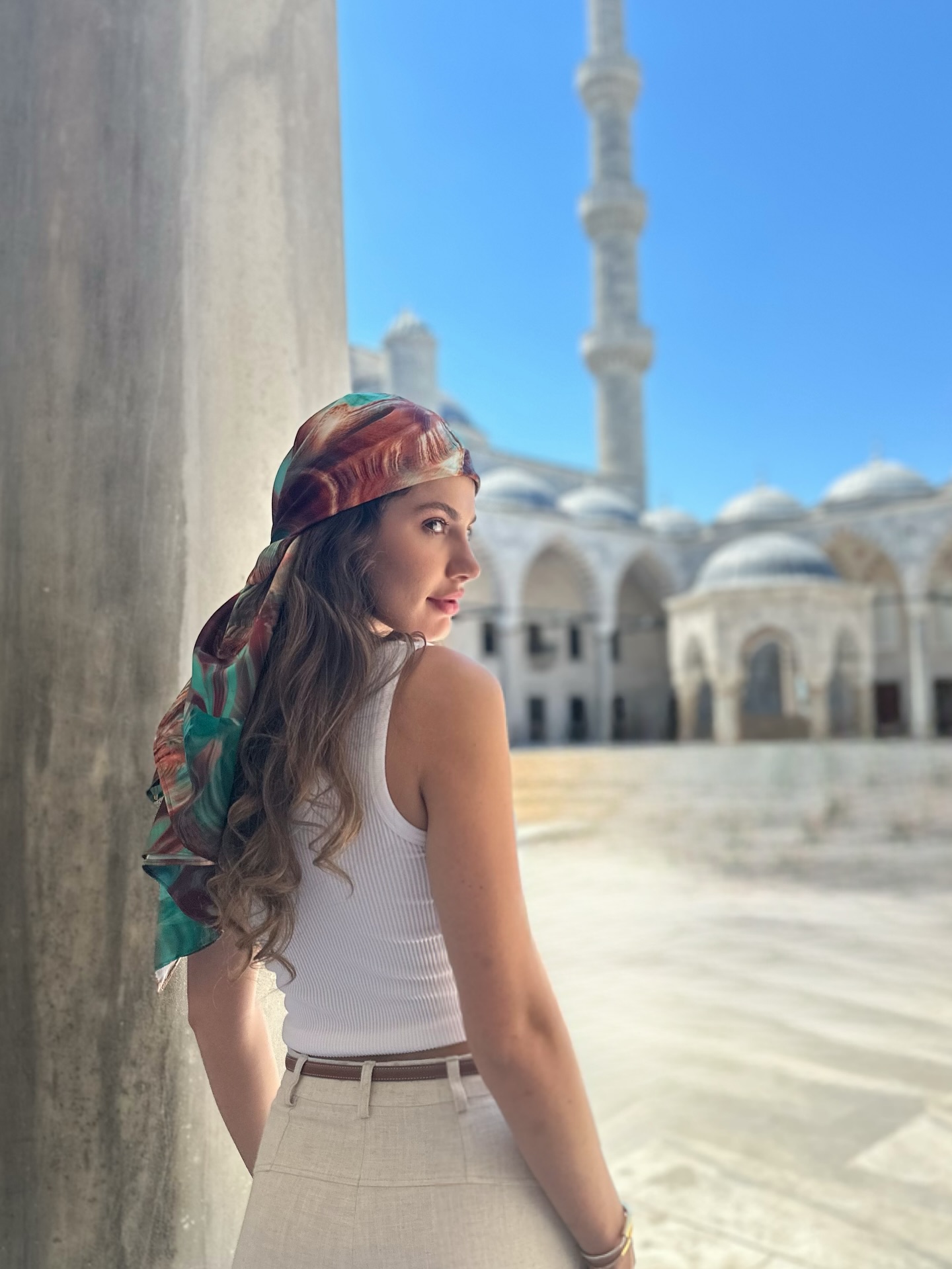 ✨ Wrap yourself in the colors of the horizon.
Our Sunset Wave scarf flows with warmth and movement, bringing a touch of effortless elegance to every moment. 🌅✨
Limited edition | Two Lum