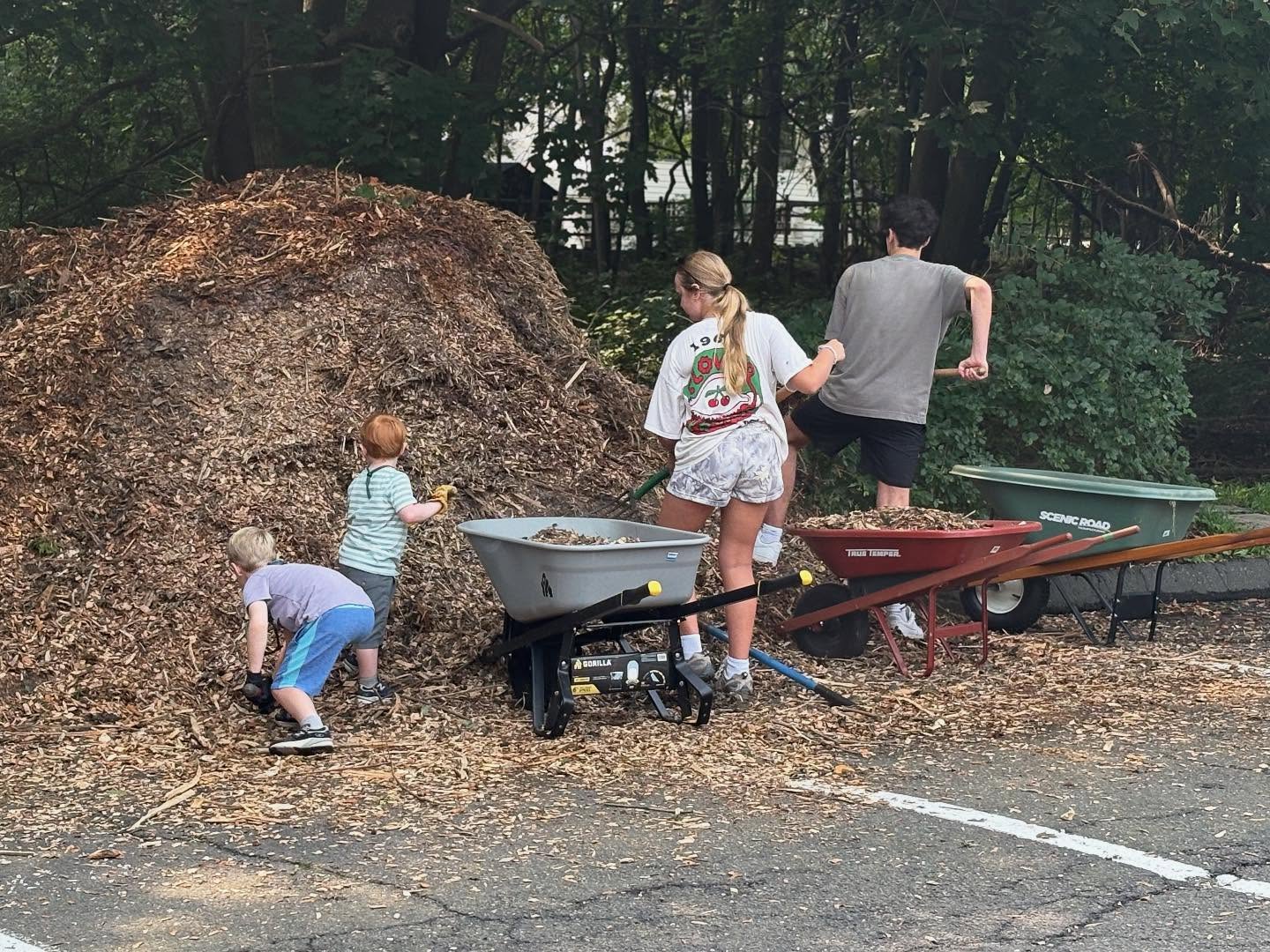 Volunteers big and small help make our wood chip pile shrink in size! Thank you to every one who joined us on Saturday to help move wood chips into our door classrooms! ???? #darienct #dariennaturecenter