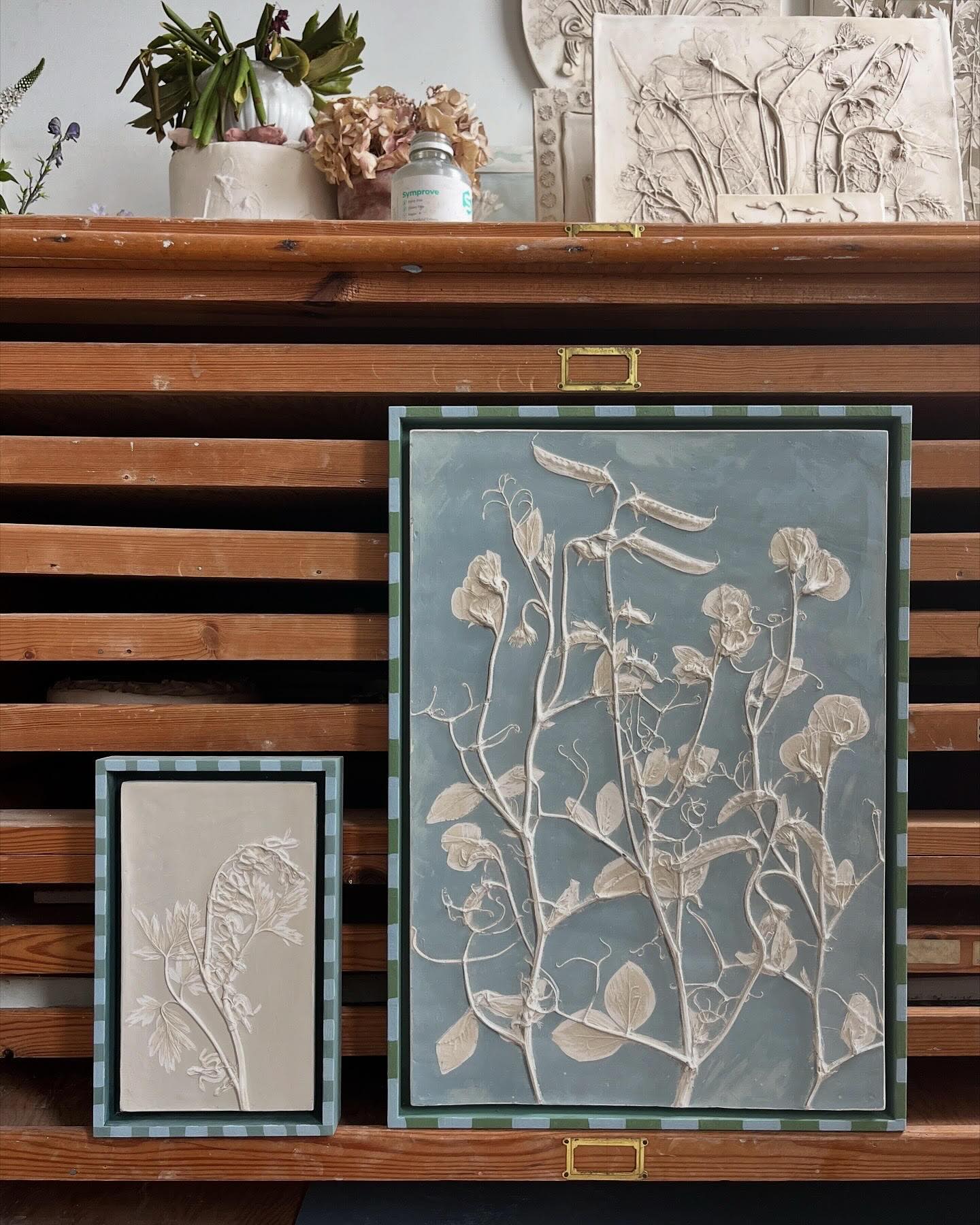 We LOVE to represent artists who are entirely UNIQUE and using interesting techniques and dear Katy @_imprint_casts is JUST that ? These beauts are somewhere between ceramics and paintings - floral moulds in plaster of Paris which I am OBSESSED with and want them to hang all over my house. They are feminine and elegant - think bathrooms, dressing rooms and bedrooms for the LADIES ? EXCITING NEWS ?️ we will be bringing an entirely new selection of work from Katy's studio to THE AFFORDABLE ART FAIR, BATTERSEA 13-19 OCTOBER. Come and see us! We can't wait ?? @affordableartfairuk #artist #artforsale #artwork #artforthehome♥️? #artforyourwalls #luxury #luxurylifestyle #countrylife #buyart #buyonline #affordableart #affordableartfair