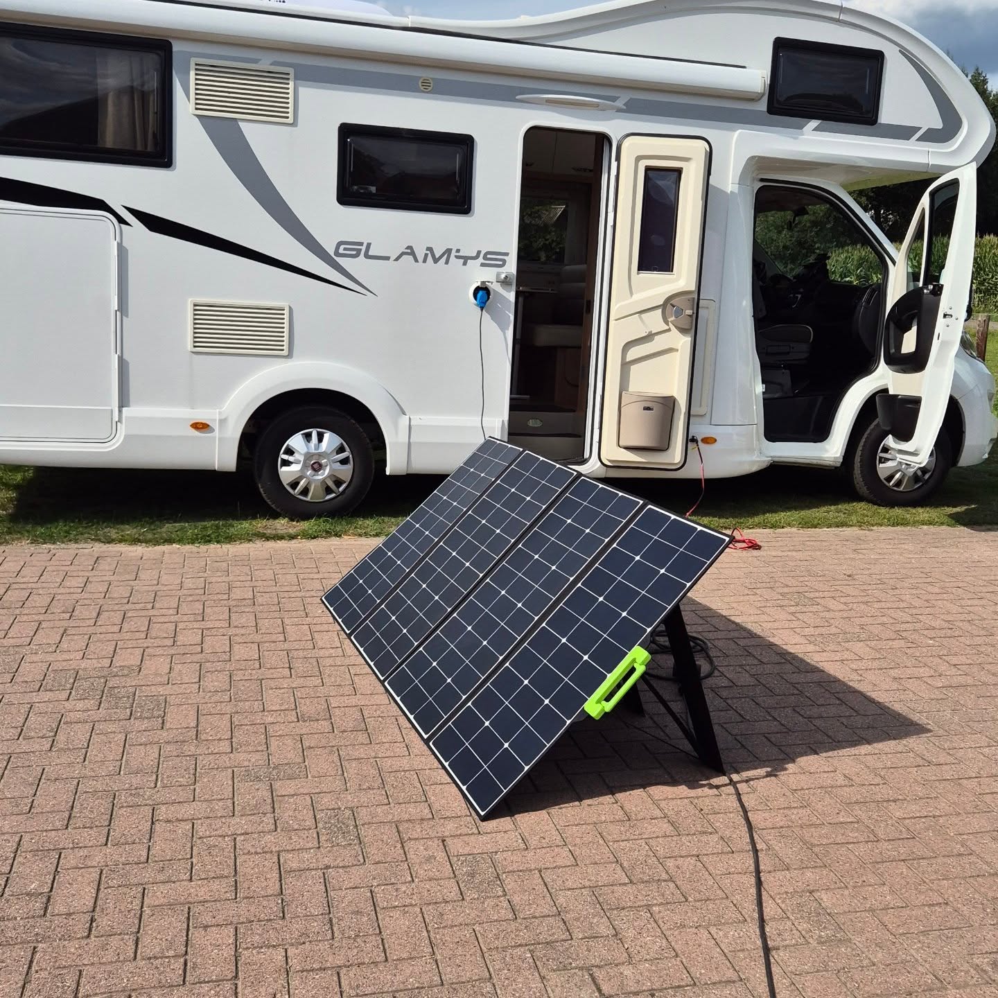 In deze Mc Louis fiat ducato een mooie set mogen inbouwen.
De klant gaat met gezin en hond emigreren naar spanje of Italië maar eerst 6 maanden rond reizen en de omgeving verkennen
Op de originele plekken zit nu de volgende setup:
Multiplus 12/2000 icm digital multi control
Orion xs50 om met de dynamo te laden
Smart shunt 300A om het verbruik uit te lezen
Smart solar mppt100/30 met een externe aansluiting, hier staat een 400 watt opvouwbaar zonnepaneel op aangesloten
300ah Lifepo4 accu van Renogy
Victron #Camper #Vanlife #Offgrid #power #MultiPlus #Stroominjecamper.nl