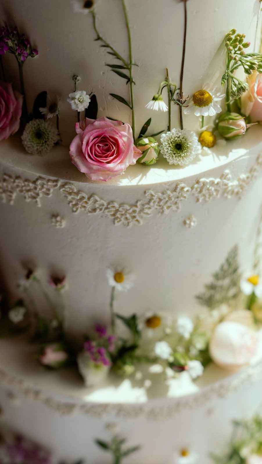 A closer look at the dreamy floral centrepiece for Vicky & Josh’s special day. It was just so pretty! 🩷 Three tiers of delicious sponge, delicate piping, and the prettiest fresh blooms.
@alex_toze_wedding_photographer
@humber_barn
@2020flowers
@vickycoban
#sweetsatisfactioncakes #weddingcake #weddingcakedesign #weddingsindevon #luxuryweddingcake #freshflowerweddingcake #humberbarn #humberbarnweddings