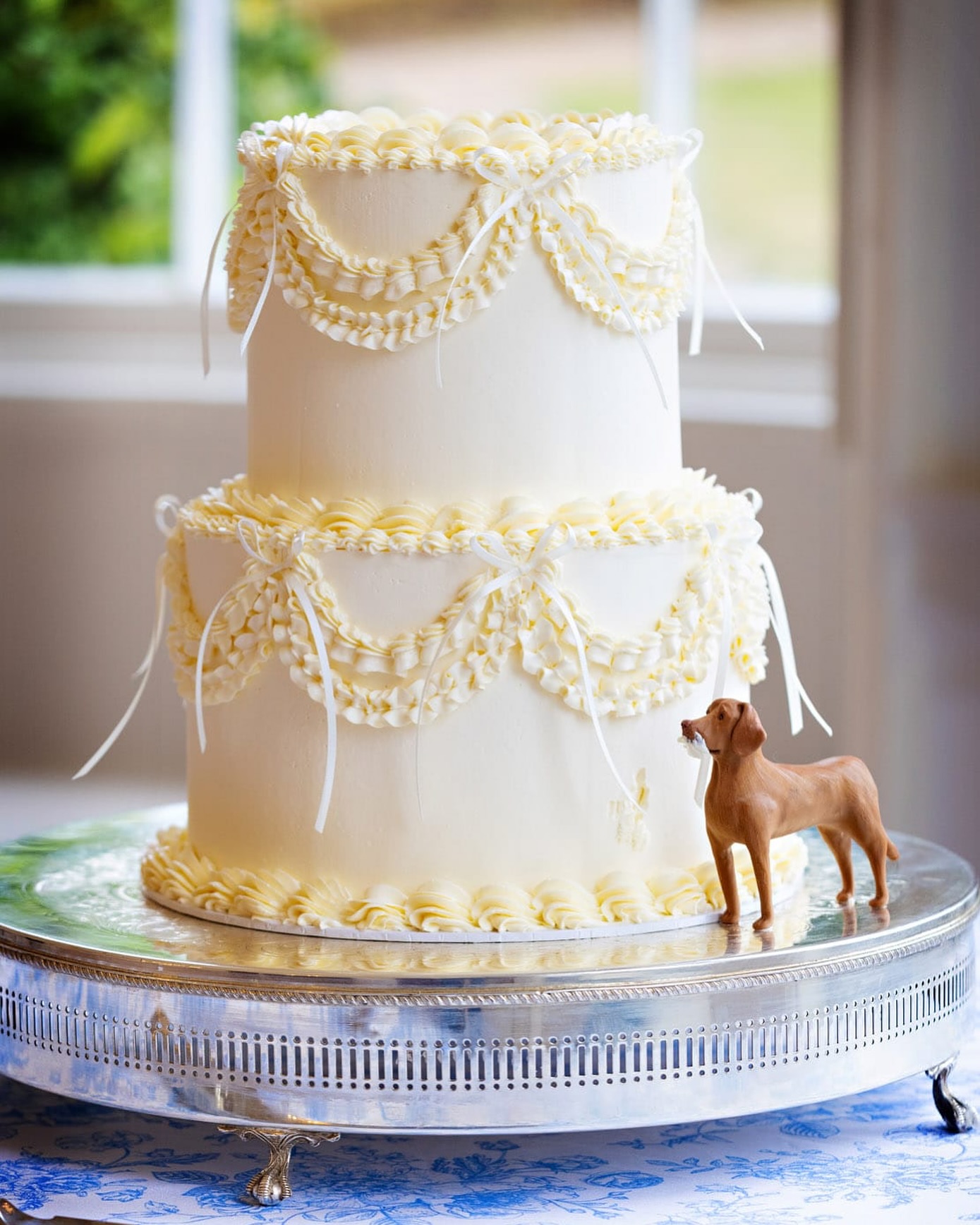 Ellie & Will opted for a classic Lambeth design for their August wedding – full of elegant piping and vintage detailing. Even though their dog, Cooper, couldn’t be with them on their on their special day, it was lovely to find a way to involve him in the celebrations!
Here’s what they had to say:
“We asked Nicole to make a two tier Lambeth cake for our wedding in August 2025 and we are soooo happy with how it turned out! Right from the initial call through to the day of the wedding, Nicole was warm, kind and a pleasure to work with. The cake looked and tasted amazing. The intricate piping was so detailed. Nicole well and truly brought our vision to life and I can’t recommend her enough!”
@rockbeare_manor_
@hylandweddings
@floralartdevon
@makeupbybeckyflynn
@jessicafayebridalhair
@martin_dabek_photography
@lucca_studios
@helixandthehounds
@suzanneneville by @elliesandersonbridal
#sweetsatisfactioncakes #weddingcake #weddingcakedesign #weddingsindevon #luxuryweddingcake #lambethcake #lambethweddingckae #rockbearemanor #rockbearemanorweddings