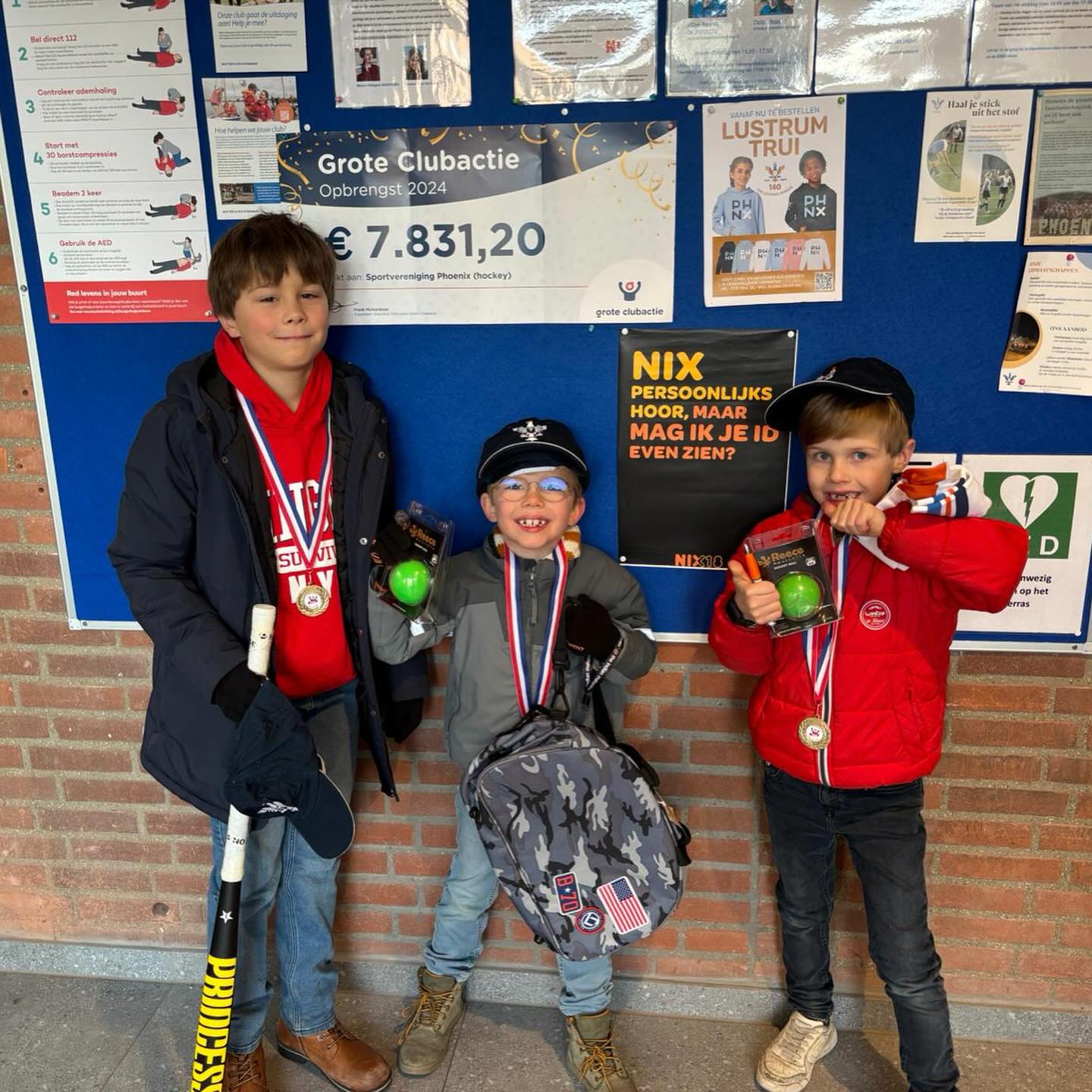 Op zaterdag 20 september is het zover: De Grote ClubActie gaat van start! Komende week gaan we alle jeugdleden (O8 tm O12) weer voorzien van een verkoopkaart met persoonlijke QR en een online verkooppagina. De opbrengst van de GCA komt volledig ten goede aan onze jeugd.
De hoofdprijs dit jaar voor het team met de meest verkochte loten (naar rato) is een tof teamuitje bij onze Sponsor The Maxx (Bowlen+Lasergamen+ Patatje/Drankjes). Daarnaast hebben we ook weer individuele prijzen voor de beste verkopers, waaronder gloednieuwe hockeysticks!
Ook dit jaar zijn er weer Gouden Huizen met een mooi prijzenpakket voor de 1e Phoenix verkoper aan de deur.
Doen jullie allemaal weer mee? Succes met de verkoop en koop die loten! ?? #groteclubactie #phoenixhockey #zeist
