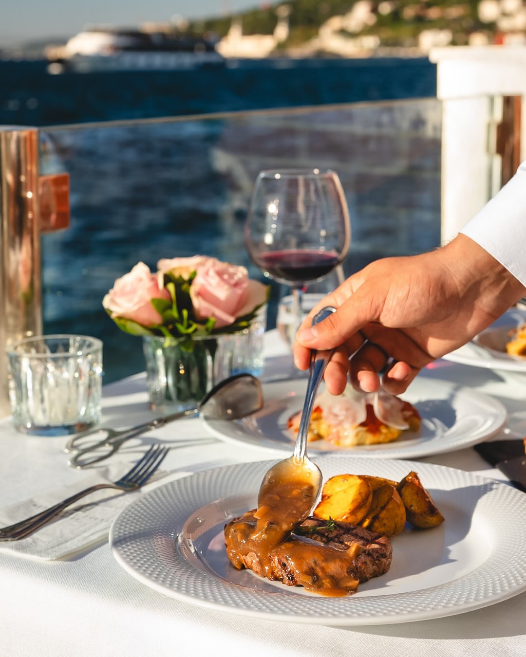 Boathouse Restaurant’ta iştah açıcı tatlar, eşsiz Boğaz manzarasıyla birleşiyor. ?✨
At Boathouse Restaurant, appetizing flavors meet the unique beauty of the Bosphorus. ?✨
Rezervasyon için:
? +90 216 422 00 03
✉️ info@bosphoruspalace.com
? Yalıboyu Caddesi No: 64, Beylerbeyi, İstanbul
#BoathouseRestaurant #BosphorusPalaceHotel #finecuisine #gastronomy #culinaryart #bosphorus #restaurant #foodmoments