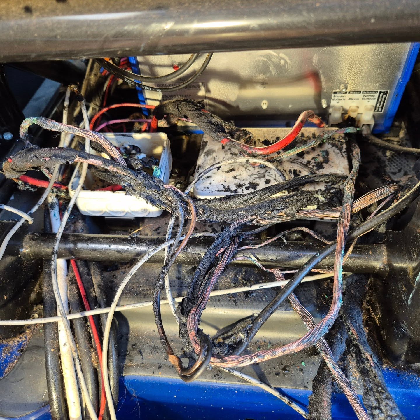 HELP, BRAND!
Deze klant werd wakker in een van de ergste situaties die je als camperaar kan voorstellen, het was 04:00 snachts en de camper stond vol met rook.
Ergens in het electrische circuit is een kortsluiting ontstaan, maar voordat de zekeringen waren gesprongen was de schade al enorm.
Hier gaan we flink met de snoeischaar doorheen, volledig nieuwe bekabeling, nieuwe accu's en de juiste zekeringen op de juiste plaatsen
#Fire #Vanlife #camper #worstcase #stroominjecamper