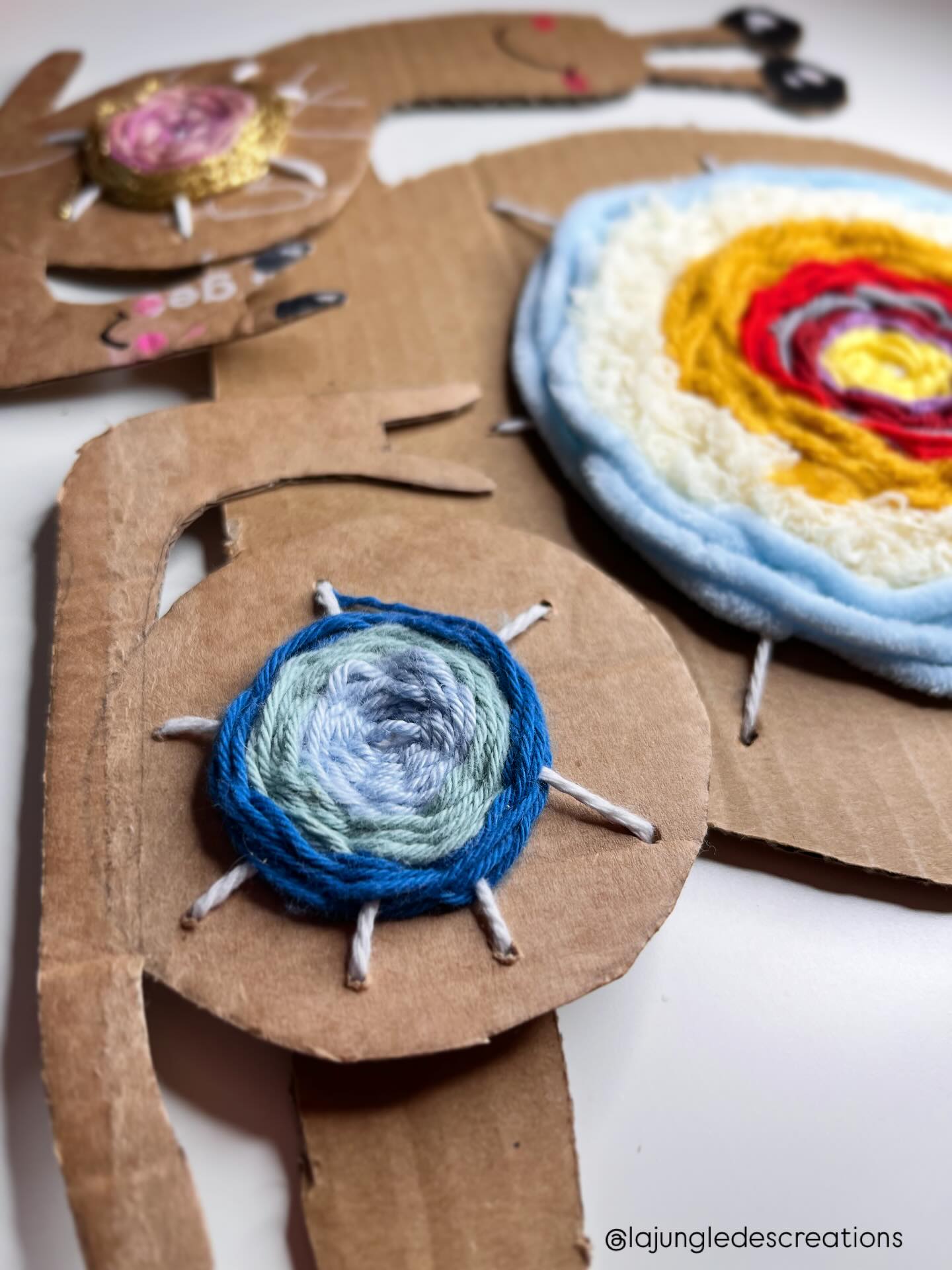 🇺🇸 Woven Shell Snails 🐌🍂
My oldest often asks why we don’t have a real loom at home. He made a little carpet at school two years ago, and he still talks about it all the time.
So, to make him happy, I went looking for a fun fall weaving idea… and remembered a cute snail I had seen last spring on the lovely account @earth_and_sky_play.
Materials:
- cardboard
- pencil
- scissors
- needle
- white cotton thread (3 mm)
- yarn
- Posca markers
Step-by-step:
➡️ Swipe to see the step-by-step in pictures, and find the full tutorial on my website: lajungledescreations.com (link in bio).
But here’s the short version:
1. Draw & cut out your snail
2. Make the “spokes” with white thread (odd numbers work best 😉)
3. Weave with the yarn of your choice 🌈
4. Add eyes & a smile 👀😊
💡 Tip: start small… it’s easier to finish and so rewarding for kids!
👉 So, are you ready to weave your own snails? 🐌
—
🇫🇷Les escargots aux coquilles tissées 🐌🍂
Mon grand me demande souvent pourquoi nous n’avons pas de métier à tisser. Il avait fabriqué un mini-tapis à l’école il y a deux ans, et il y repense très souvent.
Alors, pour lui faire plaisir, j’ai cherché une idée originale de tissage sur le thème de l’automne… et je me suis souvenue d’un escargot aperçu au printemps sur le joli compte de @earth_and_sky_play.
Matériel :
- carton
- crayon
- ciseaux
- aiguille
- fil de coton blanc (3 mm)
- fils de laine variés
- marqueurs Posca
Réalisation :
➡️ Slidez pour découvrir les étapes en images, et retrouvez tous les détails sur mon site : lajungledescreations.com (lien en bio).
Mais en bref:
1. Dessine & découpe ton escargot
2. Crée des rayons avec le fil blanc (c’est mieux de faire un nombre impair 😉)
3. Tisse avec la laine de ton choix
4. Ajoute yeux & sourire 👀😊
💡 Astuce : commence petit... c’est plus facile à finir et tellement gratifiant pour les enfants !
👉Alors, prêts à tisser vos escargots ? 🐌
—
#defidesmainscreatives #defiracontemoilautomne #kidsweaving #diyweaving #fallcrafts #höstpyssel #autumndiy #upcyclingplay #recyclemeplay #savecraftplay #finemotorskillactivity #snailcraft #pysselinspo #panduromyway #återbrukpyssel